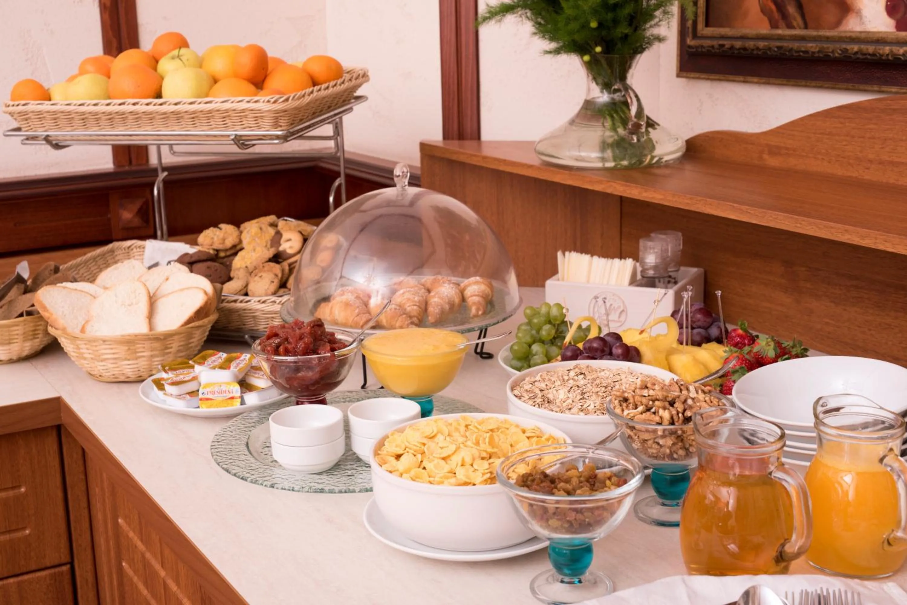 Food and drinks in Luna Hotel