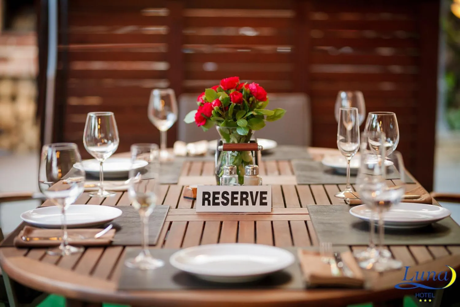 Restaurant/places to eat in Luna Hotel