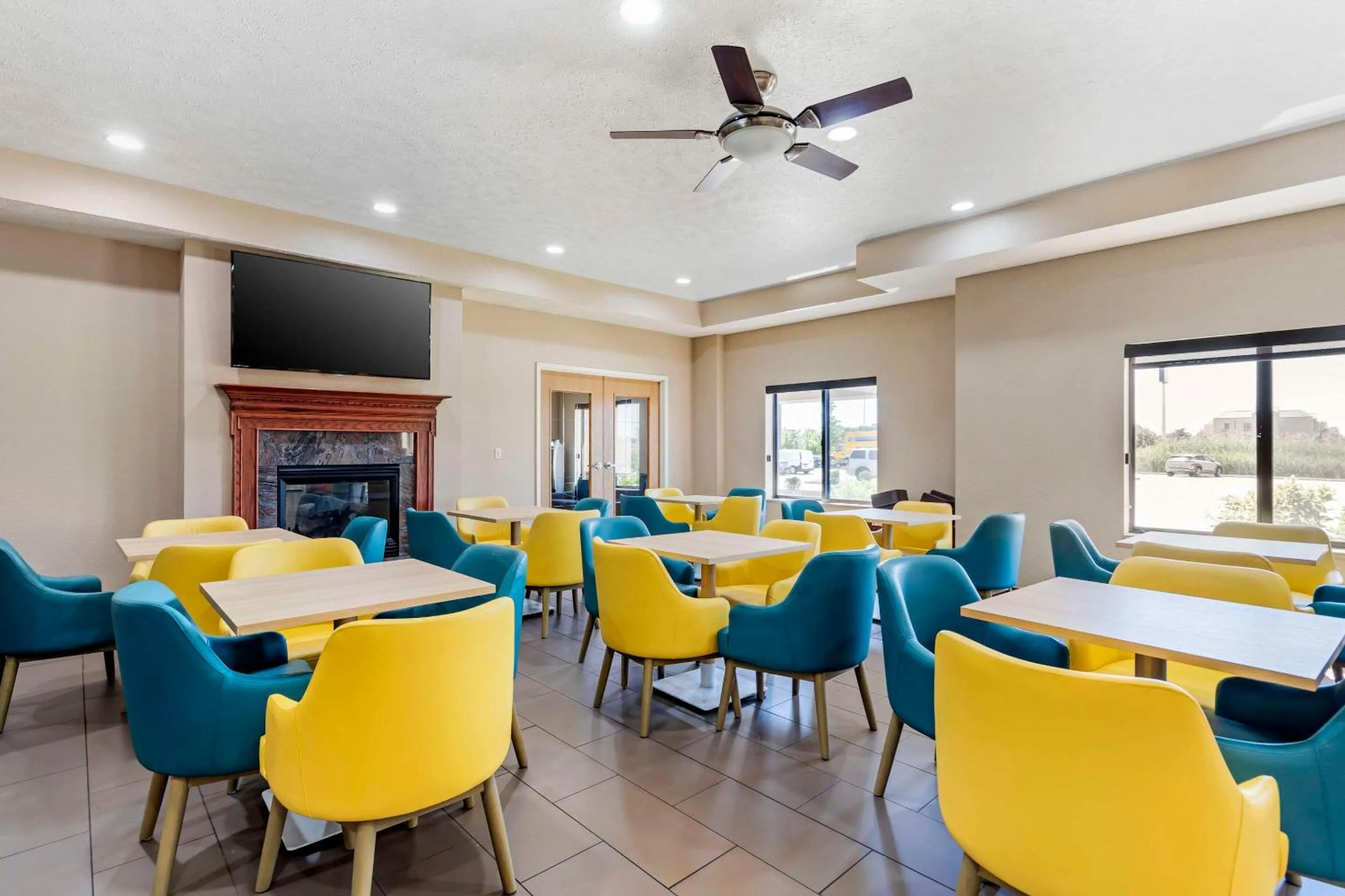 Breakfast in Comfort Suites Merrillville near US 30