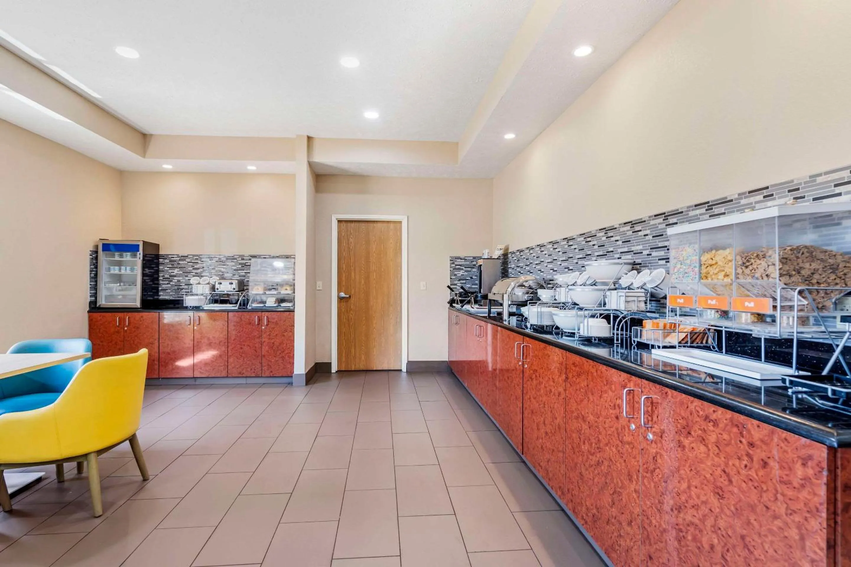 Breakfast in Comfort Suites Merrillville near US 30