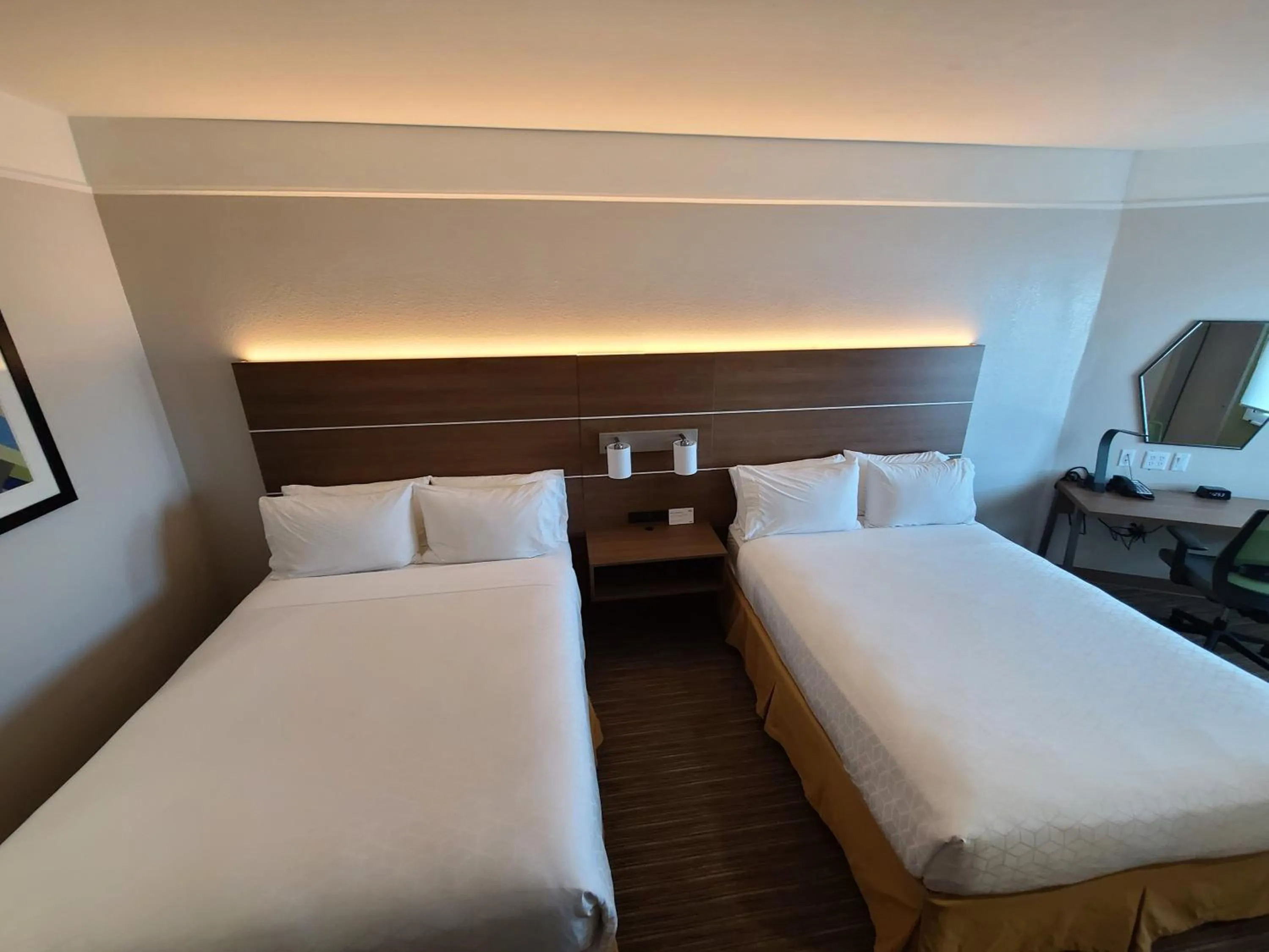 Photo of the whole room, Bed in Holiday Inn Express & Suites Galveston West-Seawall