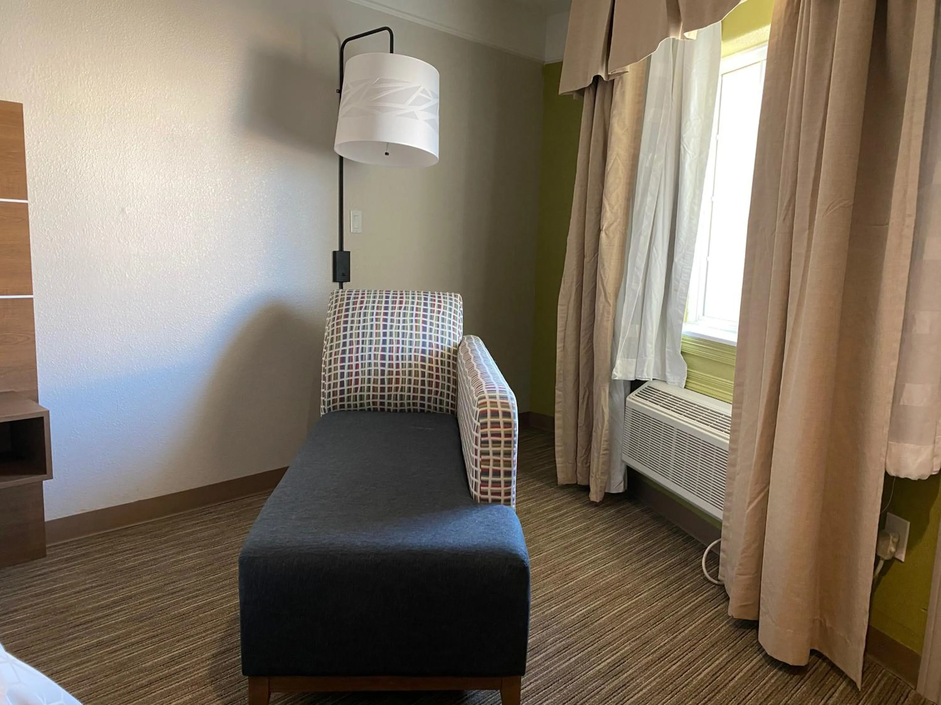 Seating area, Bed in Holiday Inn Express & Suites Galveston West-Seawall
