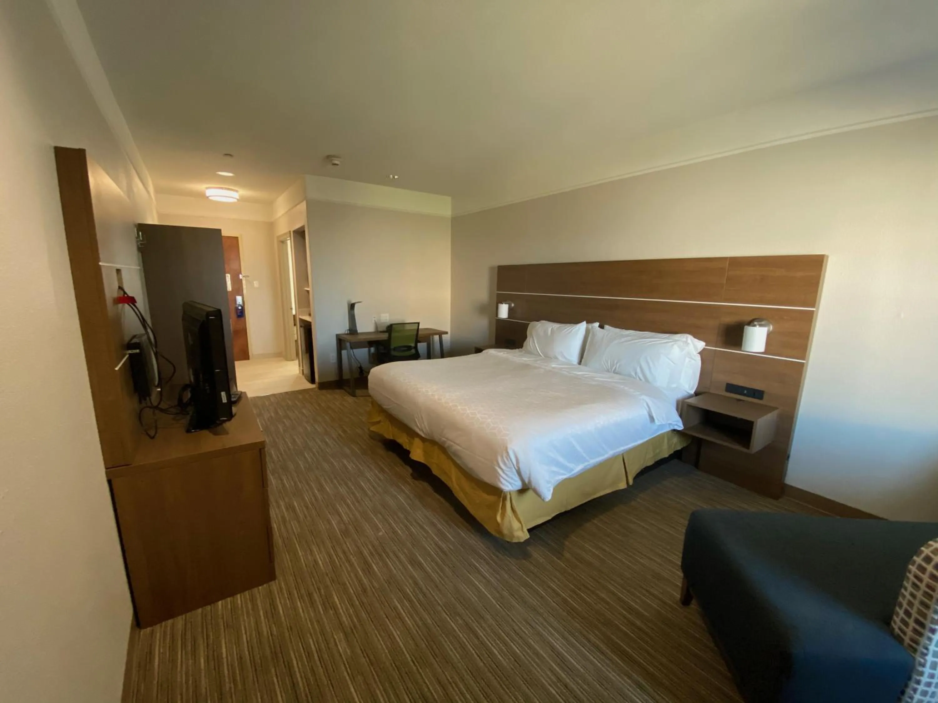 Photo of the whole room, Bed in Holiday Inn Express & Suites Galveston West-Seawall