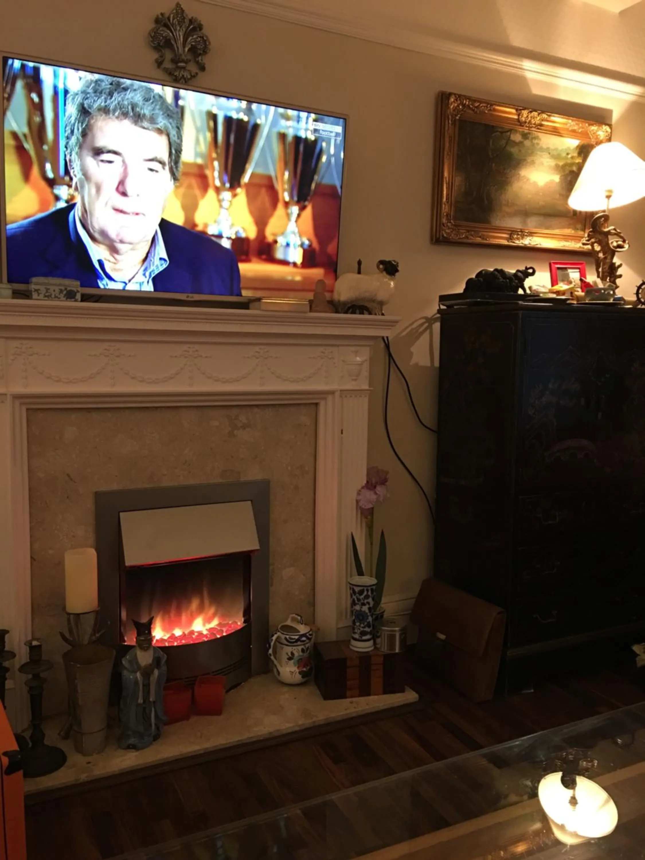 Communal lounge/ TV room in Wynberg House Bed & Breakfast Swansea