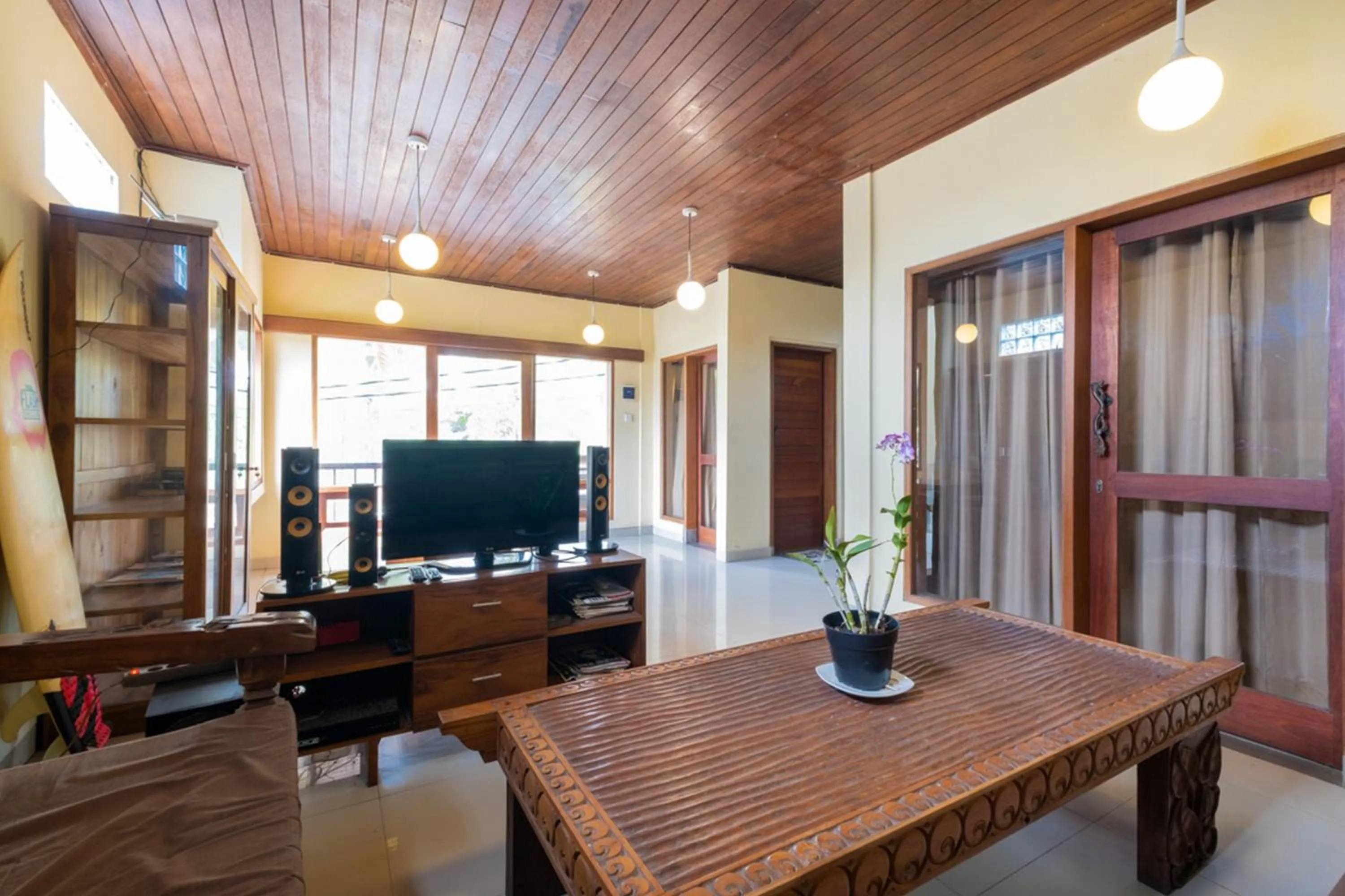 Communal lounge/ TV room in The point surfcamp Bali