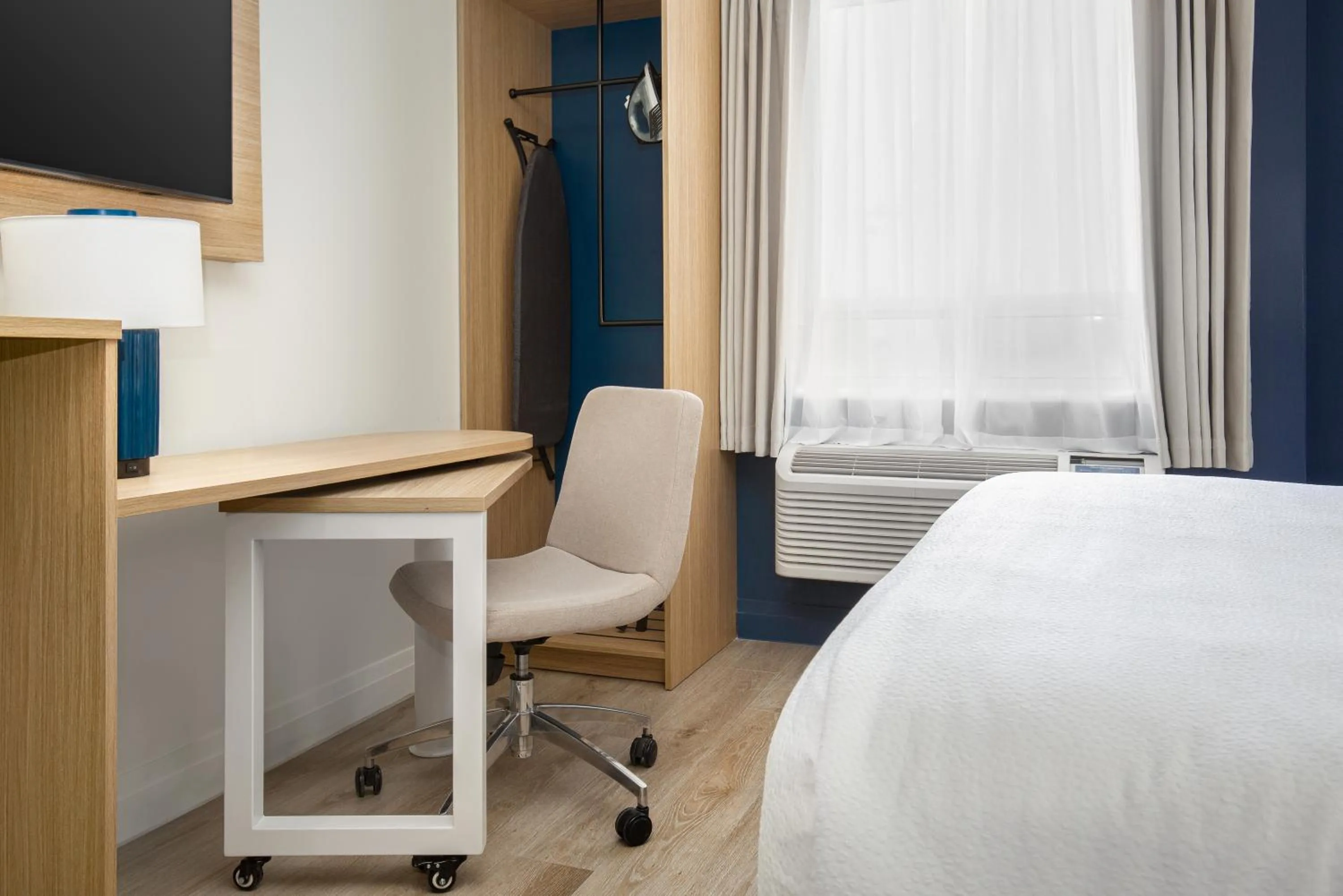 internet, Bed in Spark by Hilton Brockville