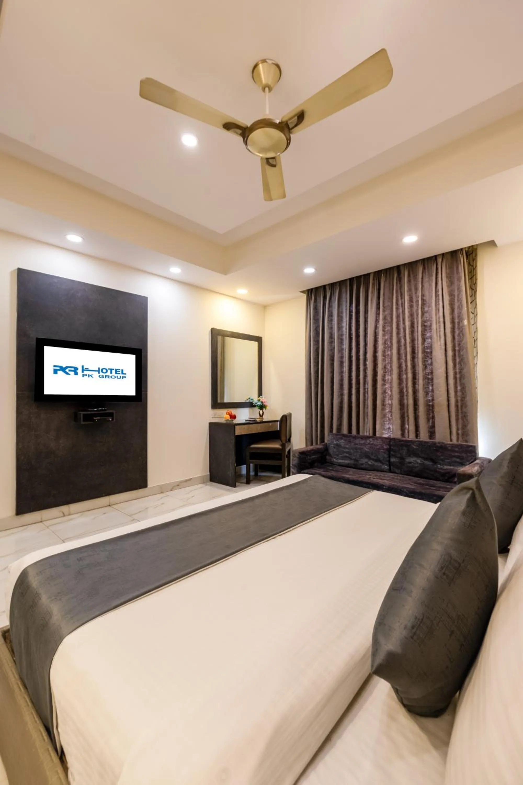 Bed in Hotel PK Residency Sector 18 Noida