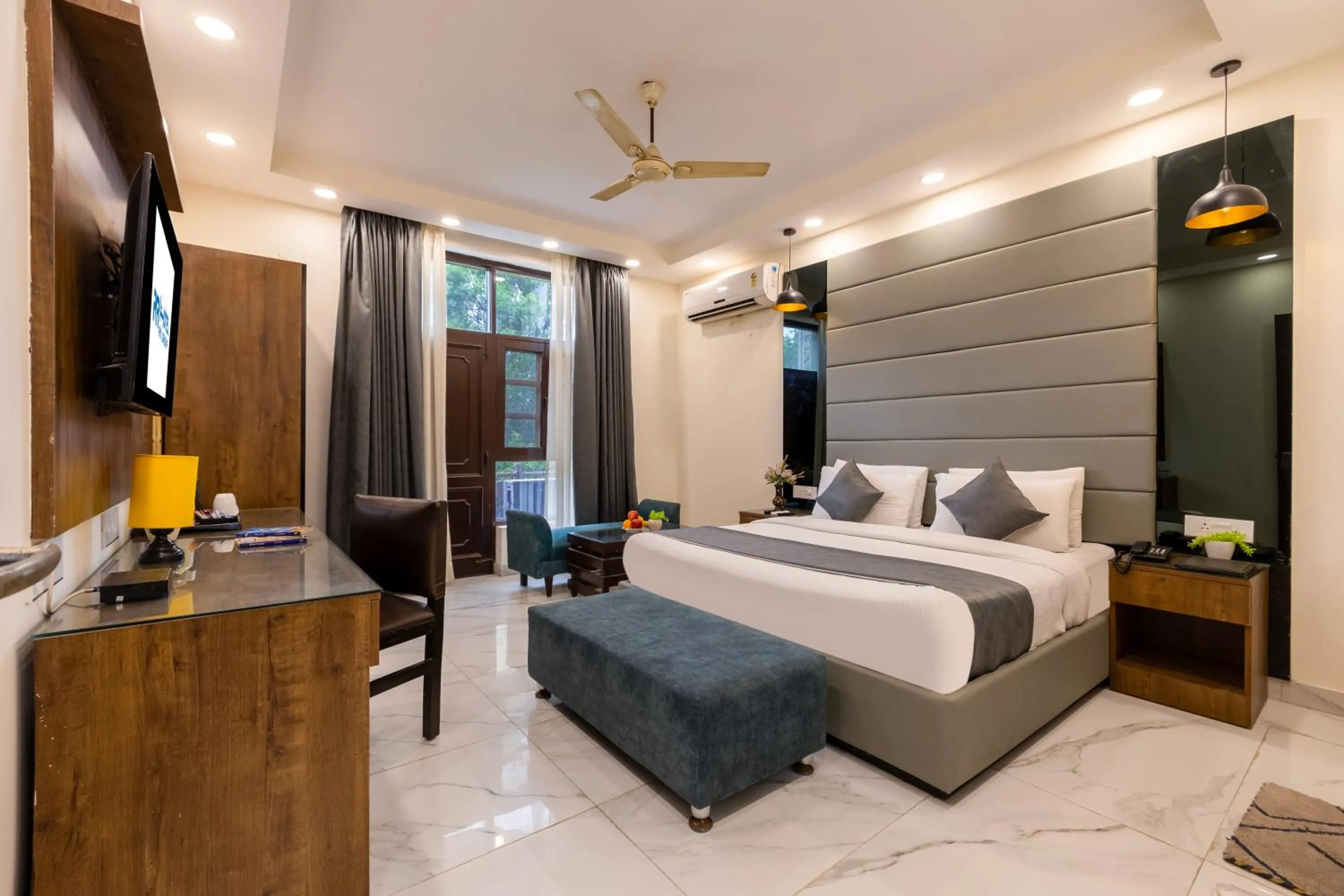 Bed in Hotel PK Residency Sector 18 Noida