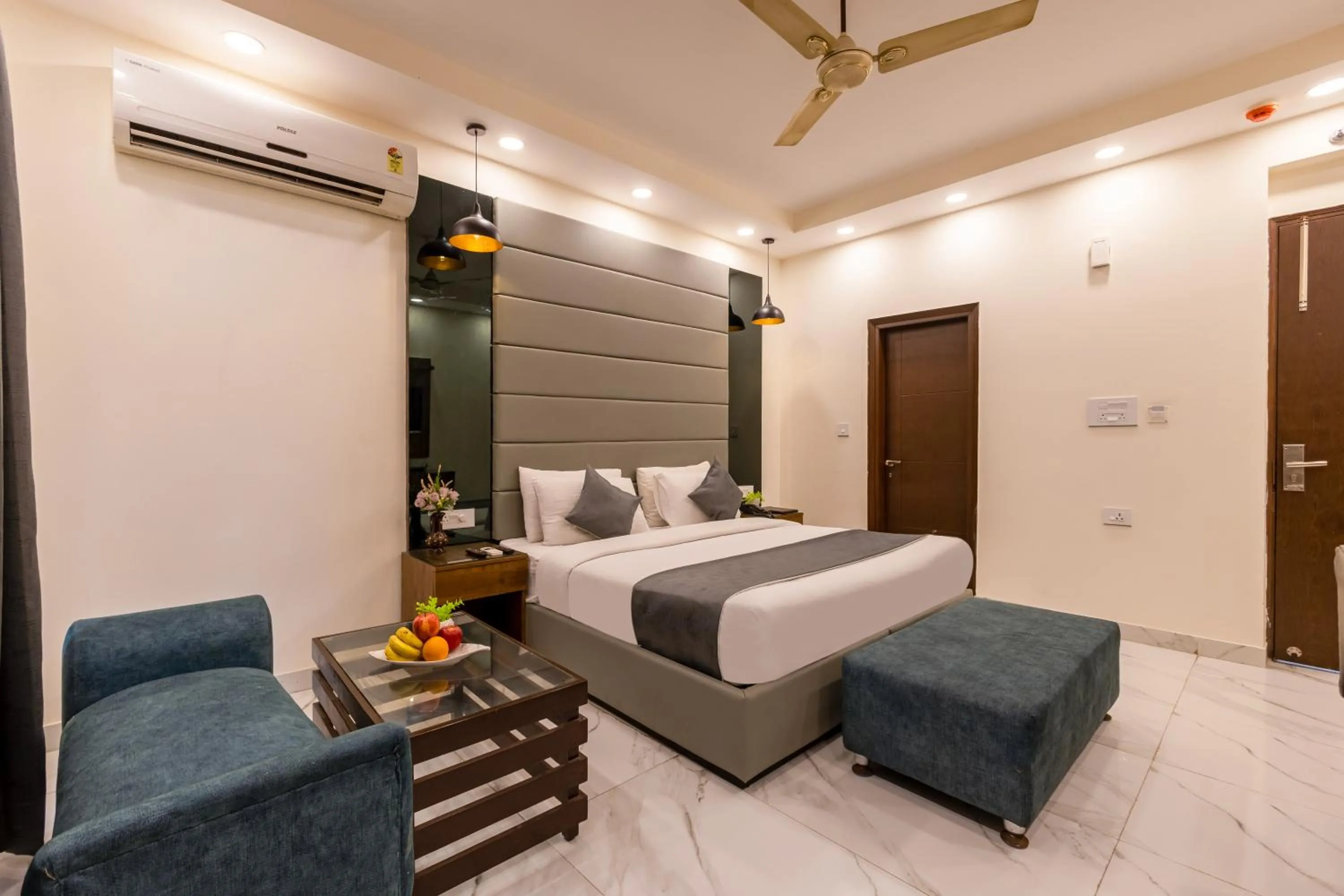 Bed in Hotel PK Residency Sector 18 Noida