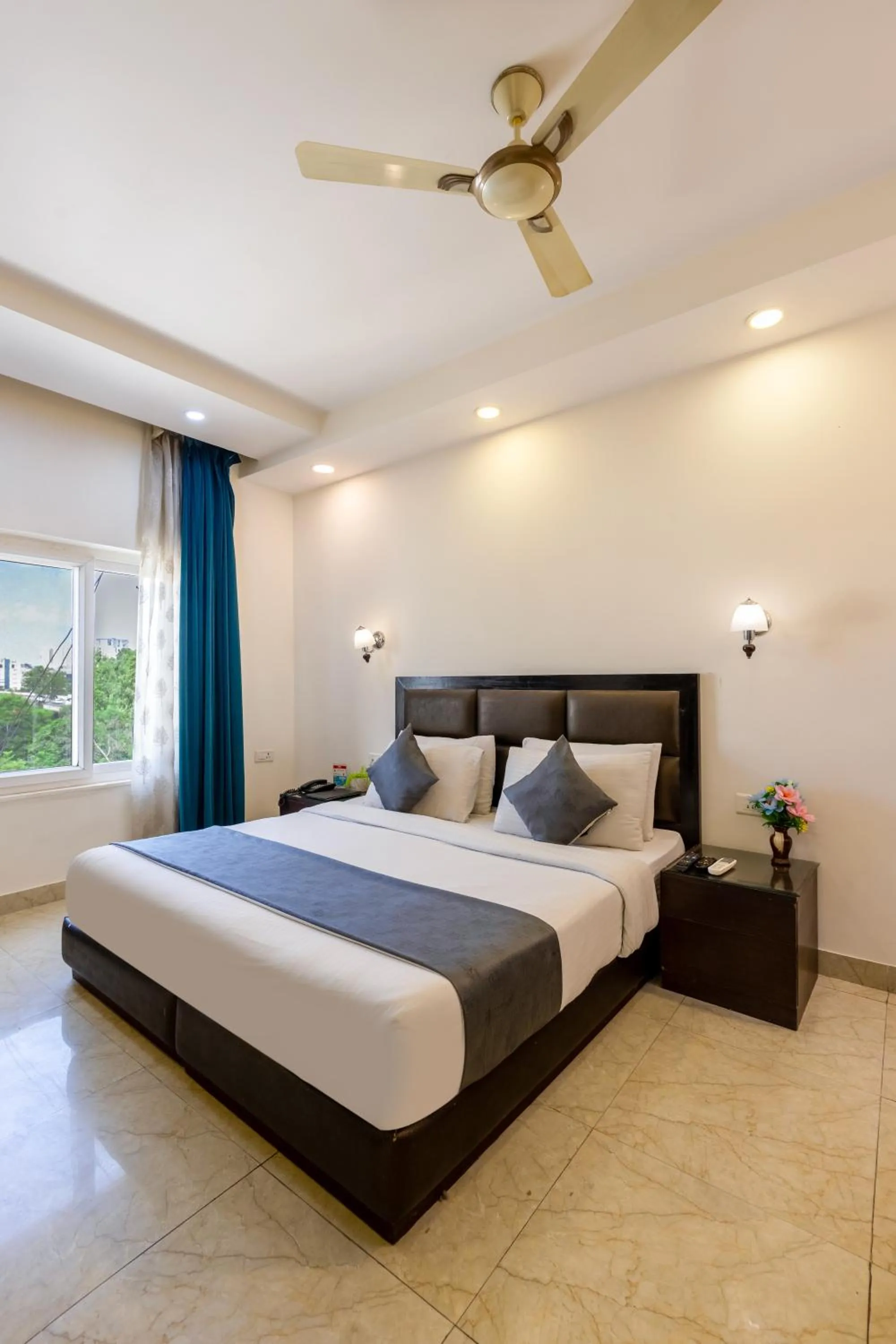 Bed in Hotel PK Residency Sector 18 Noida
