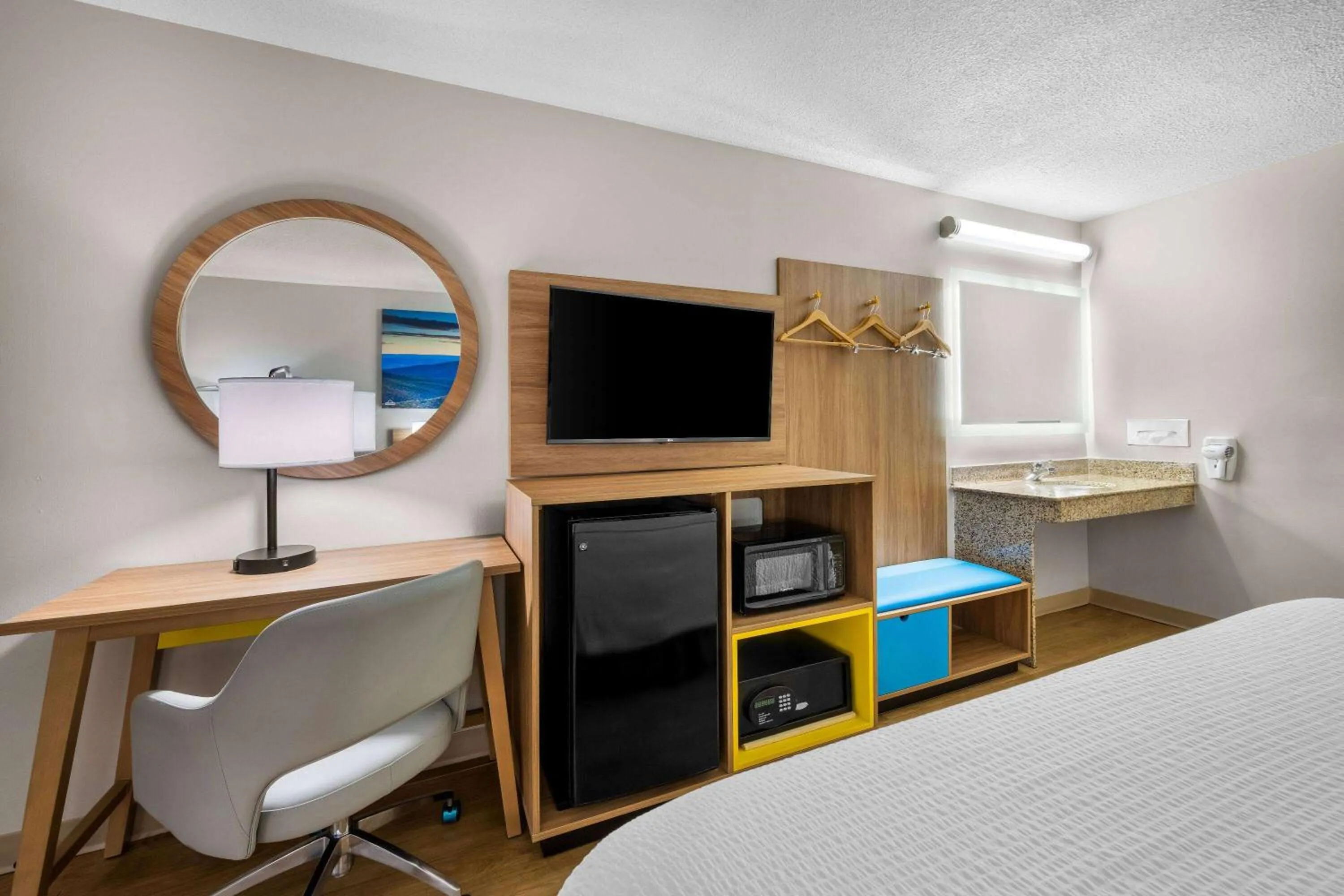 Bed in Days Inn by Wyndham Raleigh Midtown