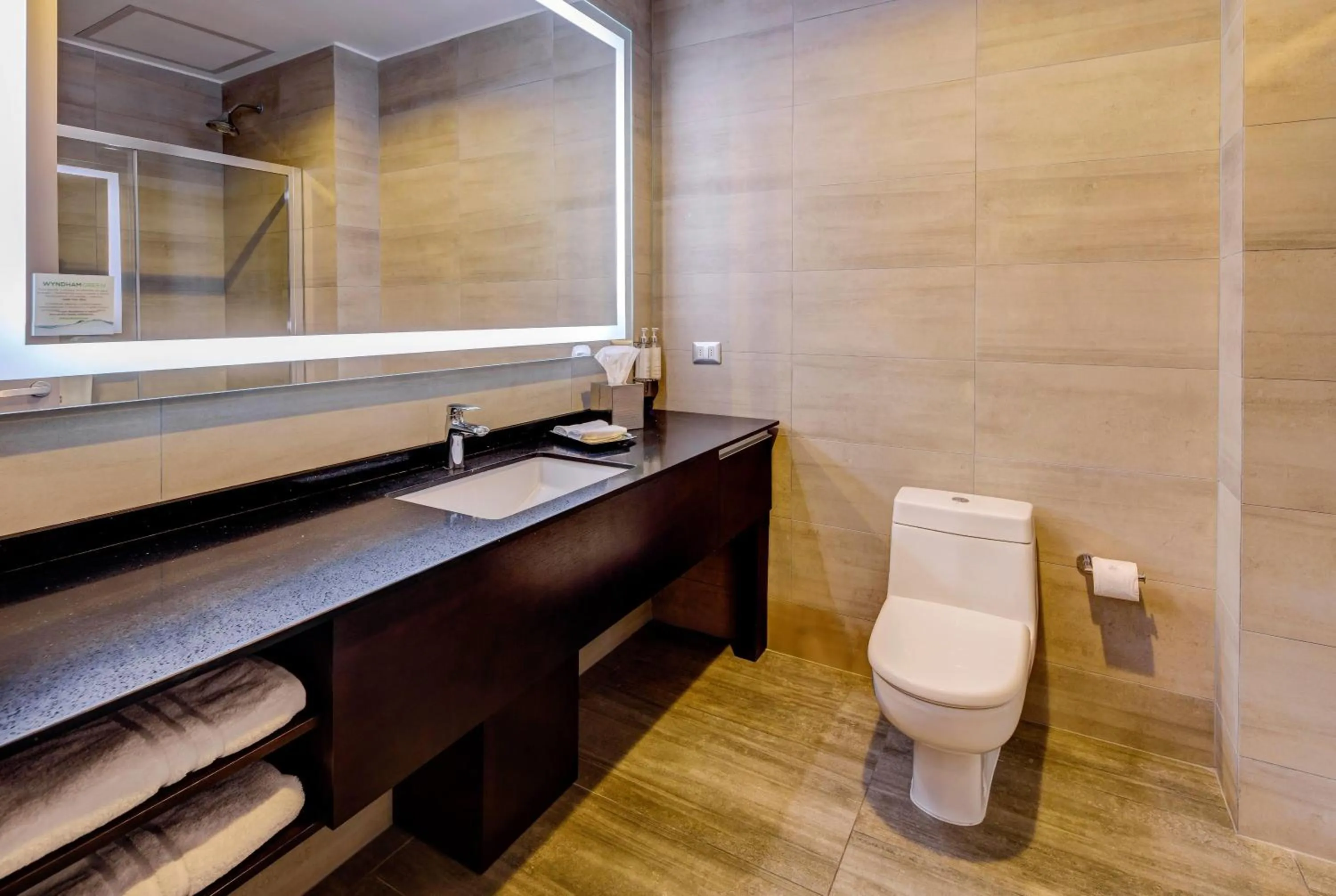 Bathroom in Wyndham Santiago Aeropuerto