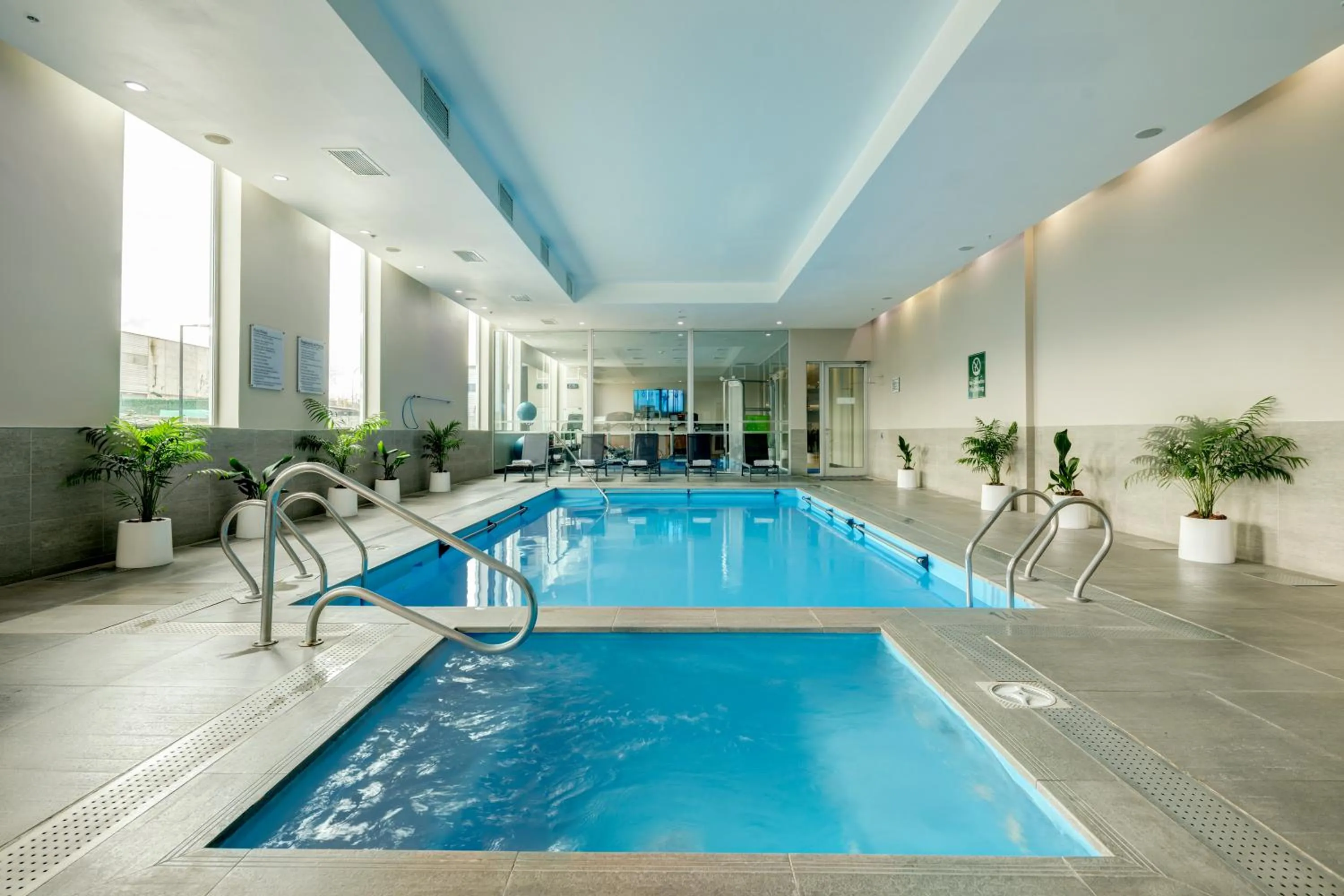 Swimming pool in Wyndham Santiago Aeropuerto