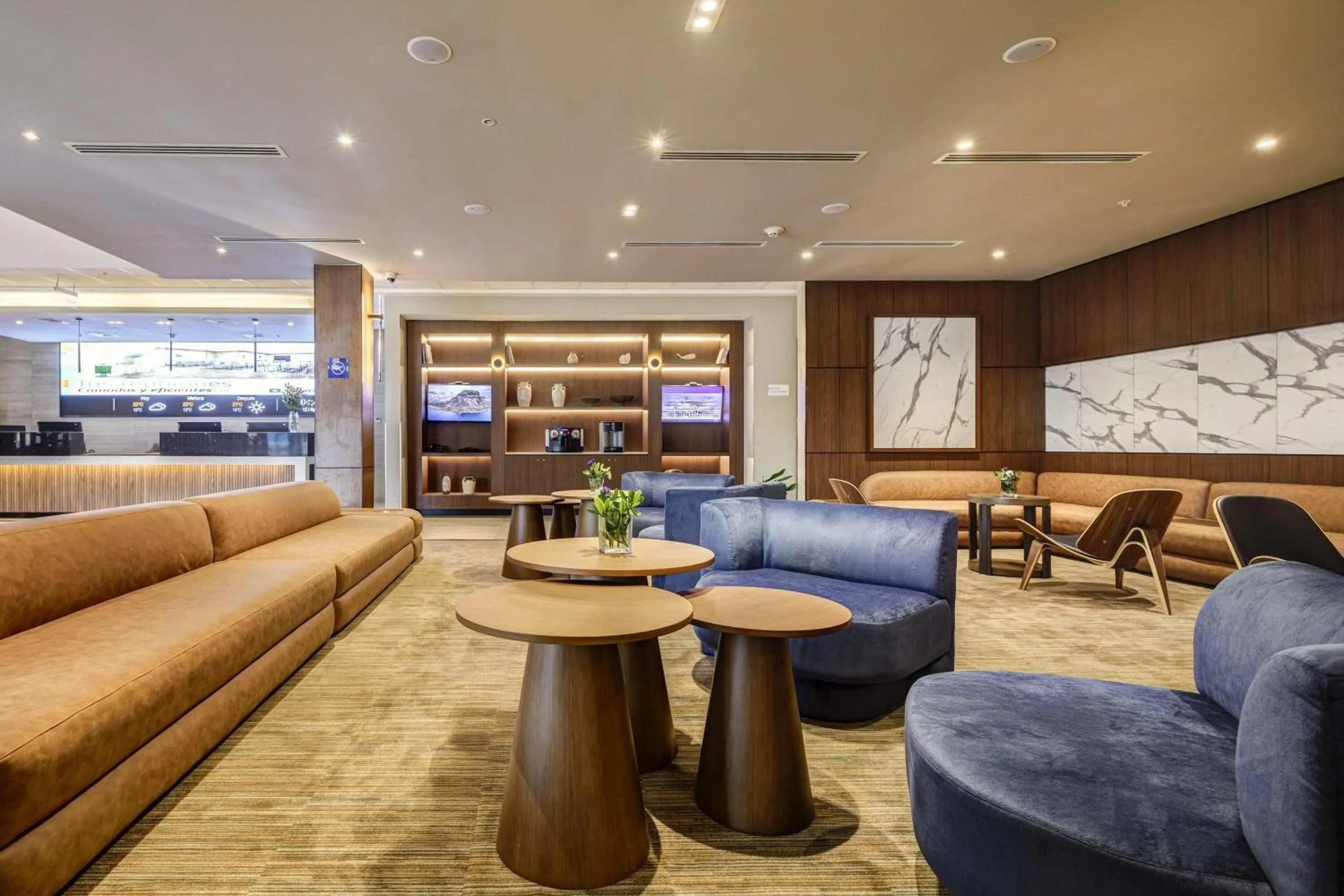 Lobby or reception in Wyndham Santiago Aeropuerto