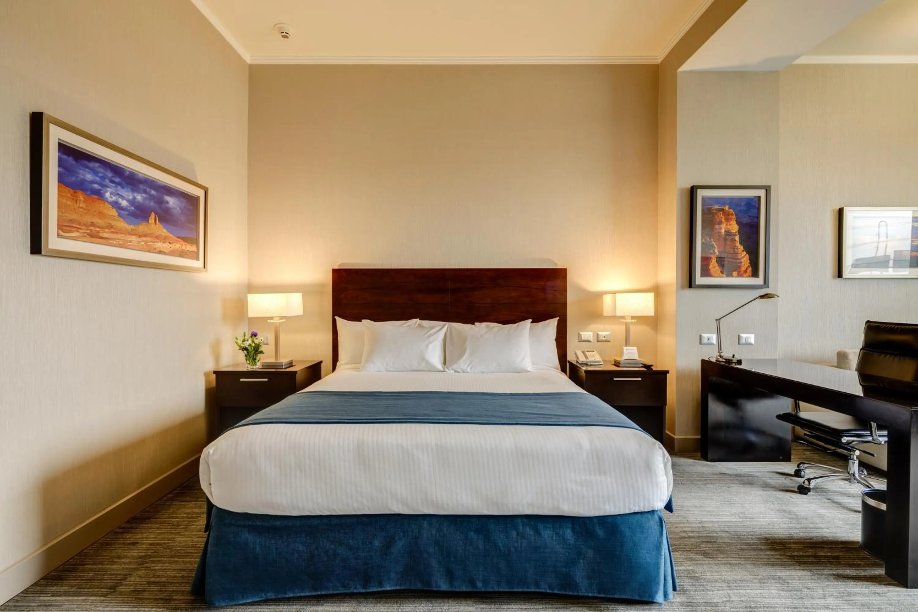 Bed in Wyndham Santiago Aeropuerto