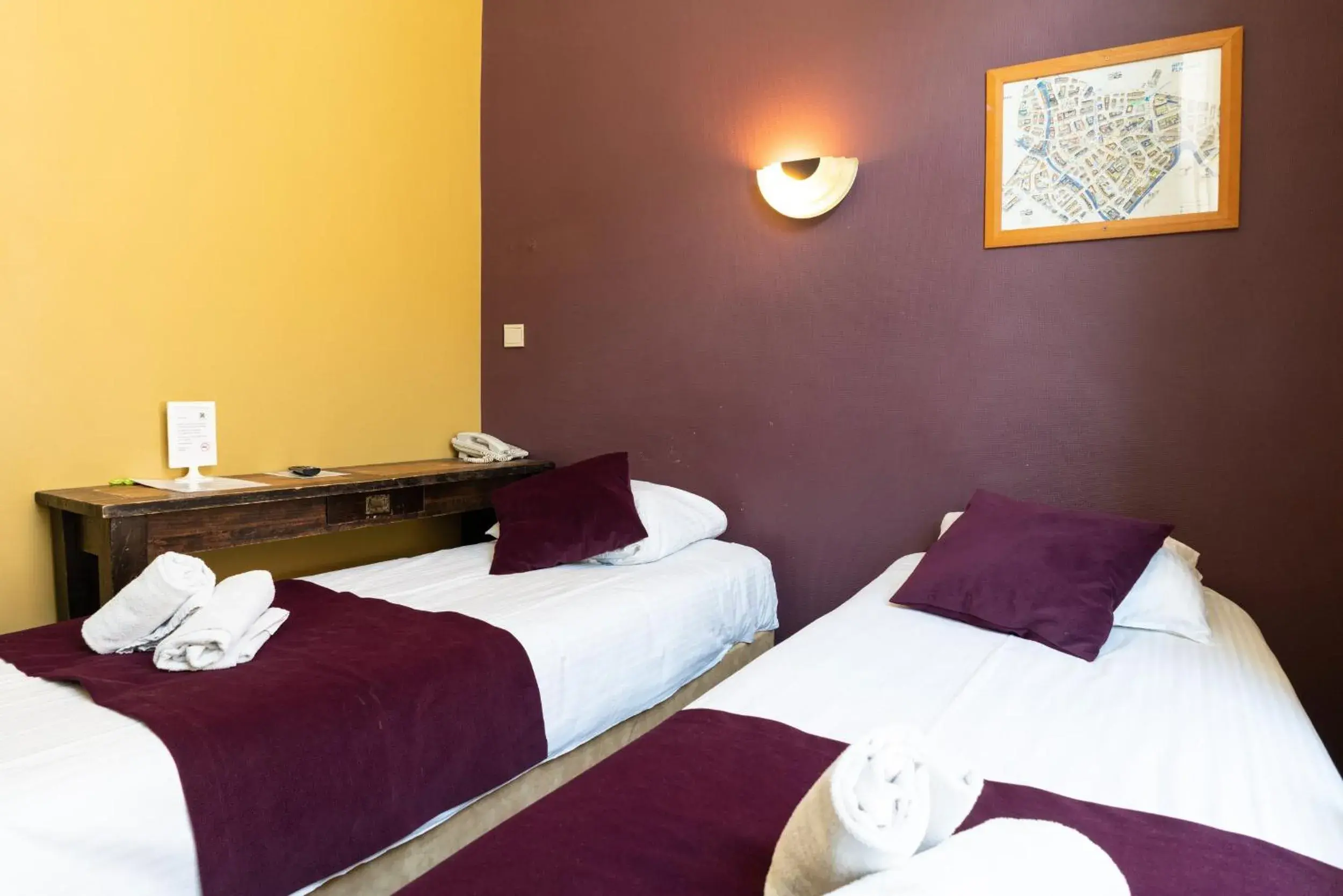 Double Room with Shared Bathroom in Flandria Hotel Double Room with Shared Bathroom in Flandria Hotel