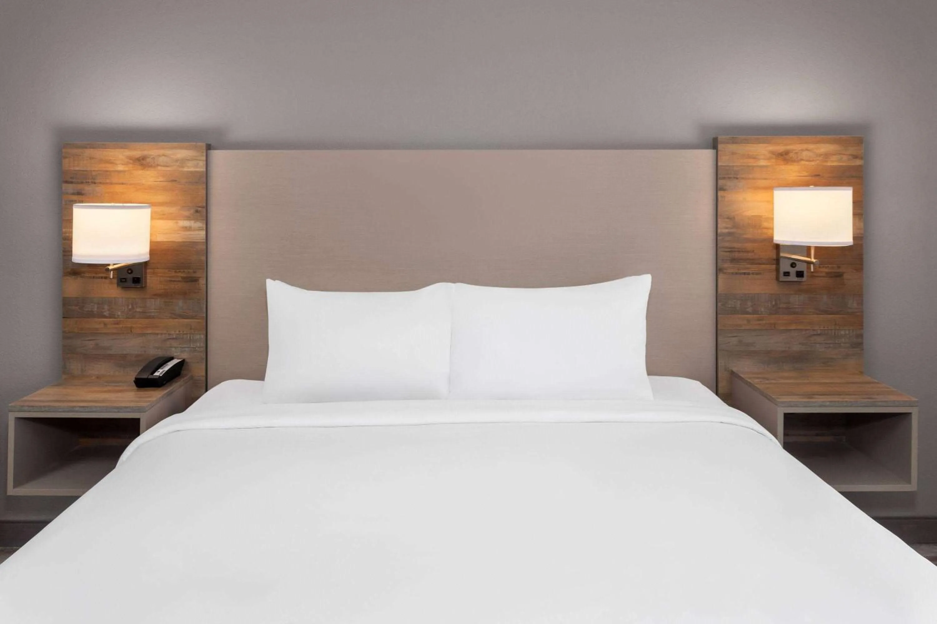 Photo of the whole room, Bed in Links Bos Landen Hotel & Spa of Pella, Trademark by Wyndham