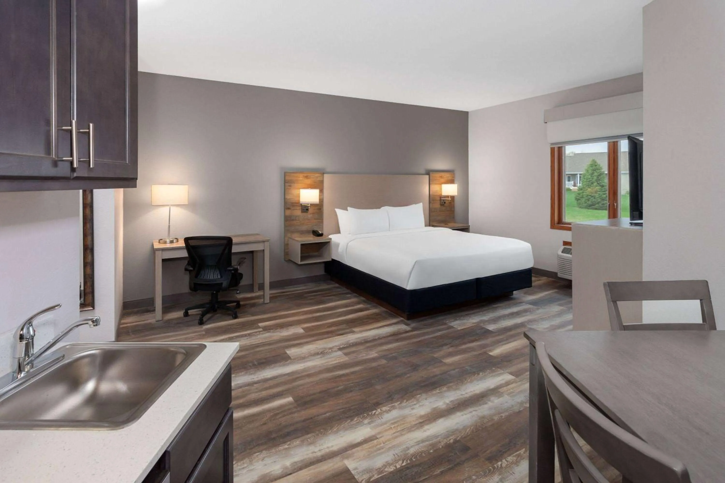 Photo of the whole room, Bed in Links Bos Landen Hotel & Spa of Pella, Trademark by Wyndham