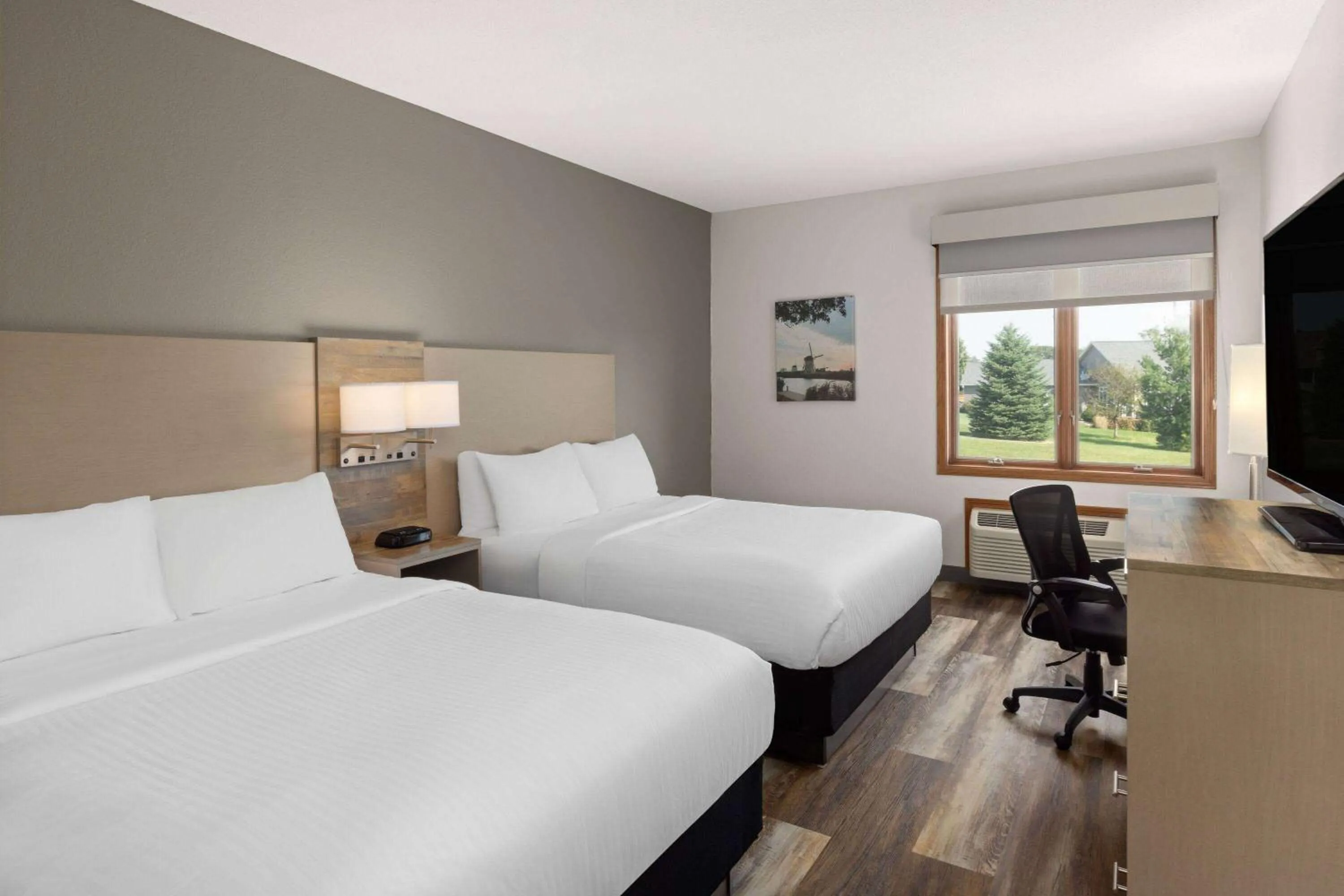 Photo of the whole room, Bed in Links Bos Landen Hotel & Spa of Pella, Trademark by Wyndham