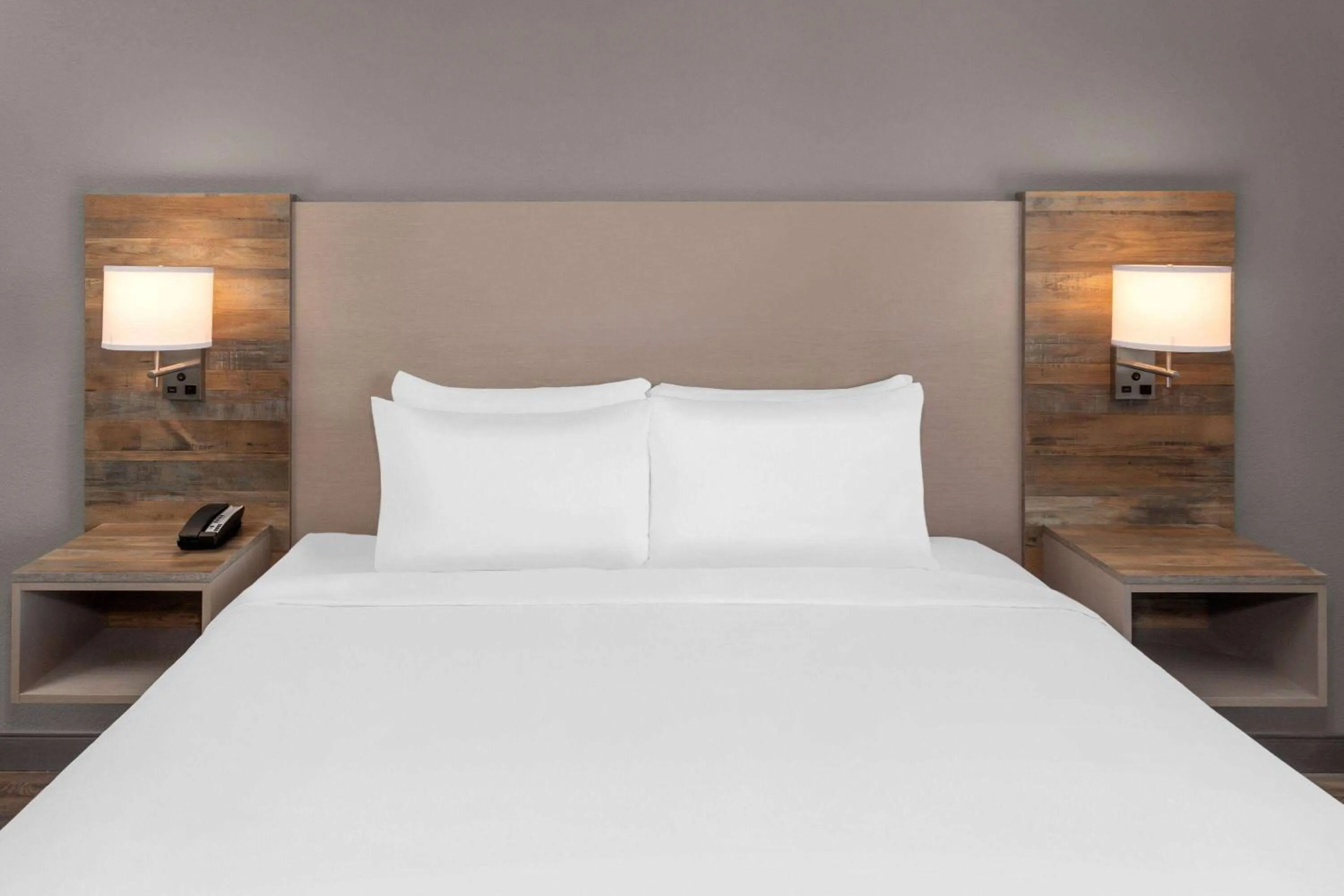 Photo of the whole room, Bed in Links Bos Landen Hotel & Spa of Pella, Trademark by Wyndham