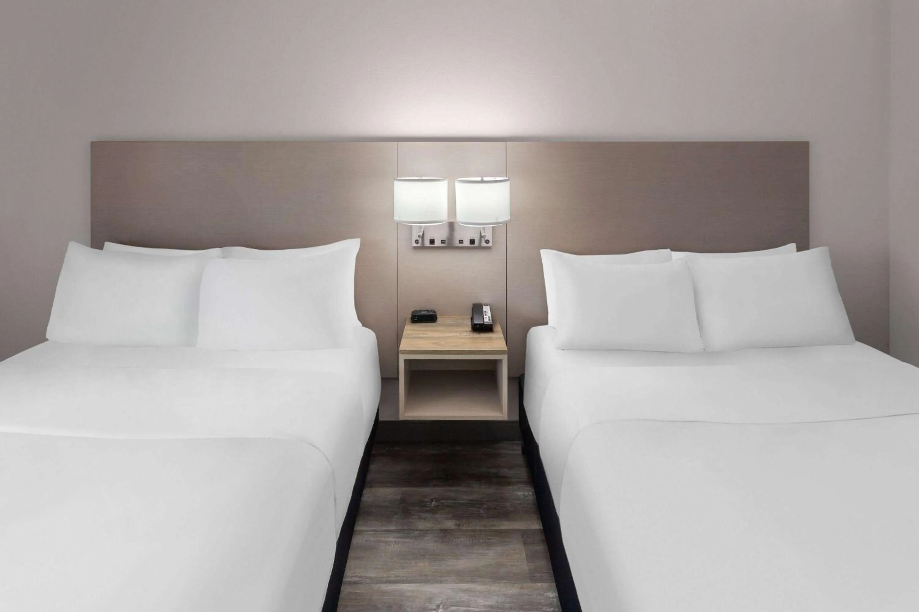 Photo of the whole room, Bed in Links Bos Landen Hotel & Spa of Pella, Trademark by Wyndham