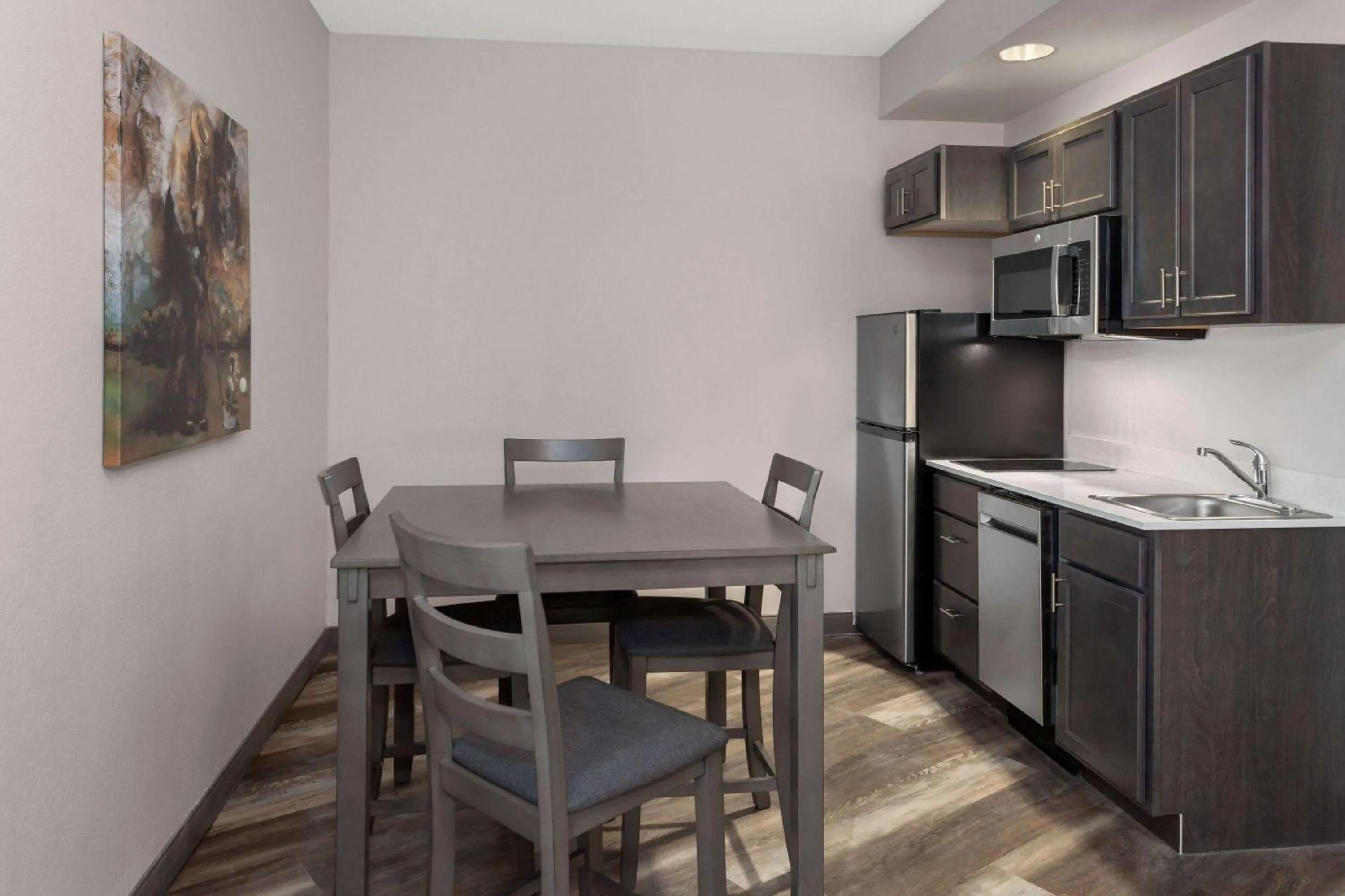 Kitchen or kitchenette in Links Bos Landen Hotel & Spa of Pella, Trademark by Wyndham