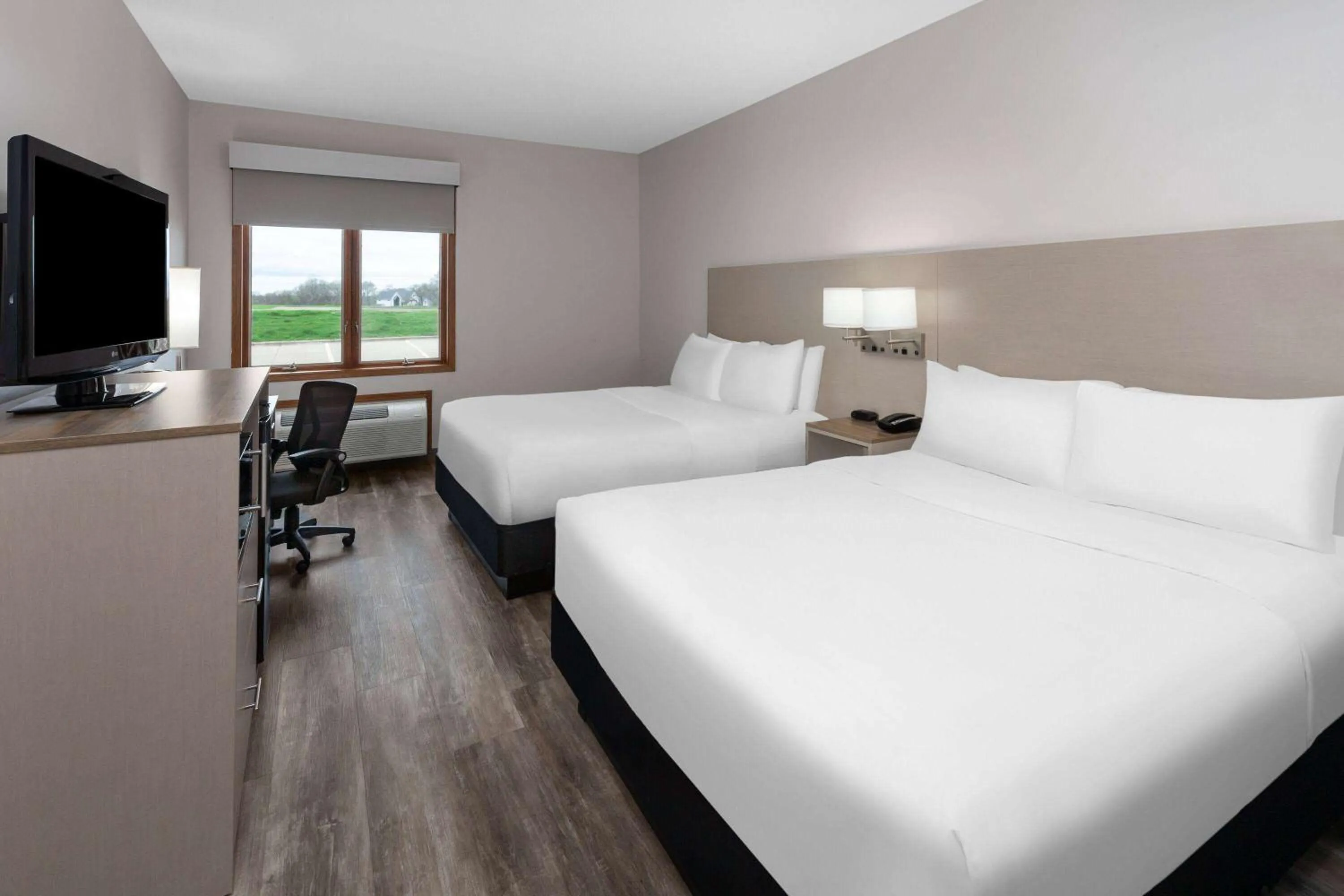 Photo of the whole room, Bed in Links Bos Landen Hotel & Spa of Pella, Trademark by Wyndham