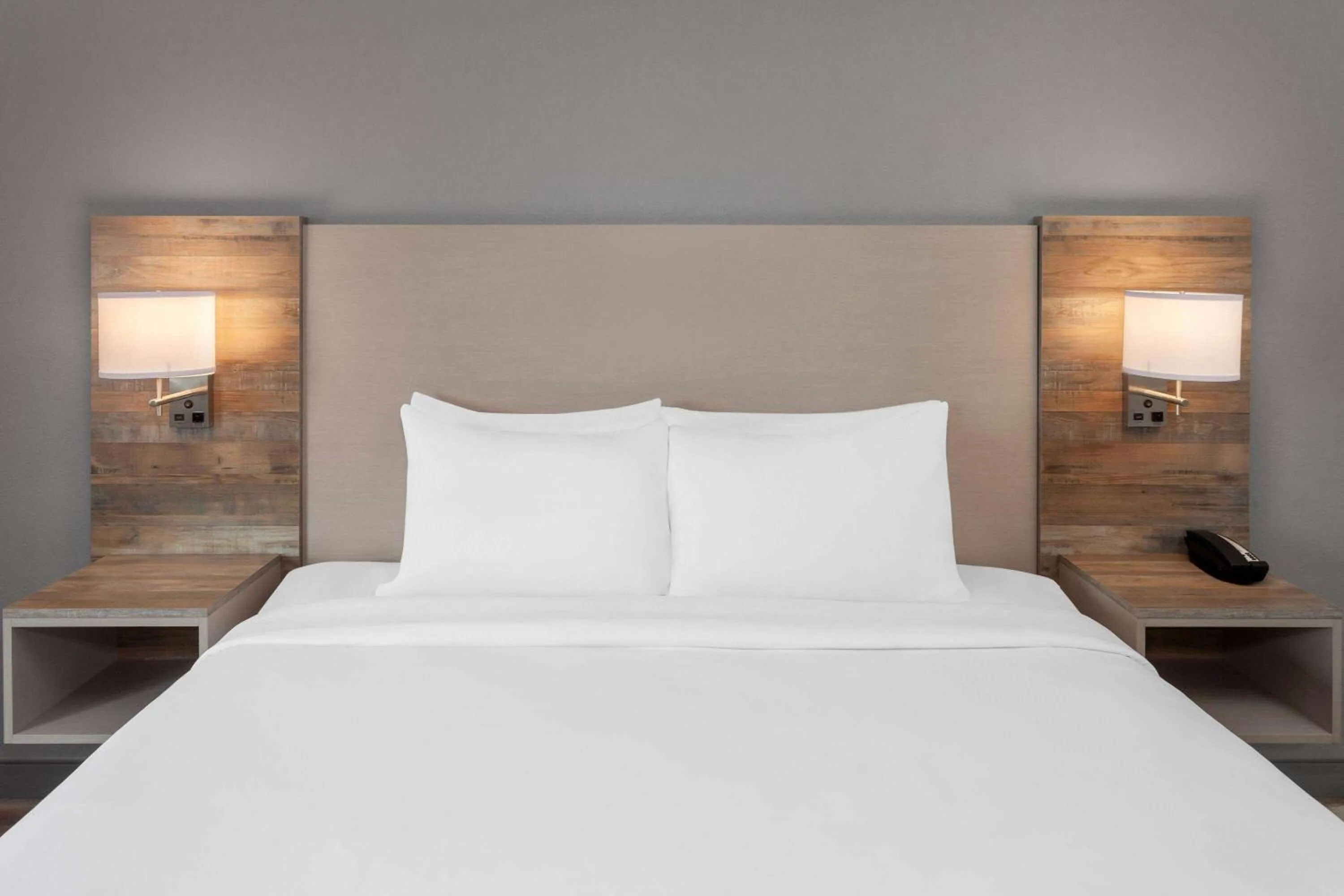 Photo of the whole room, Bed in Links Bos Landen Hotel & Spa of Pella, Trademark by Wyndham