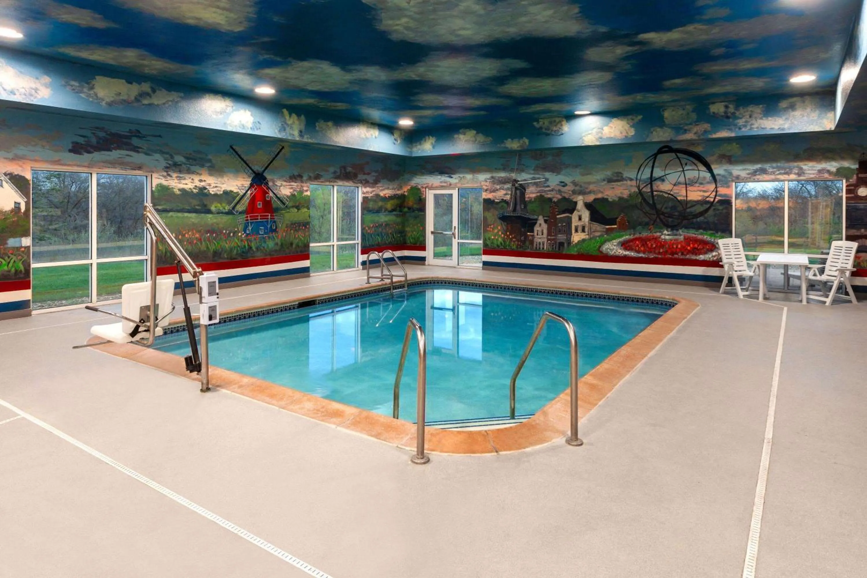 Swimming pool in Links Bos Landen Hotel & Spa of Pella, Trademark by Wyndham