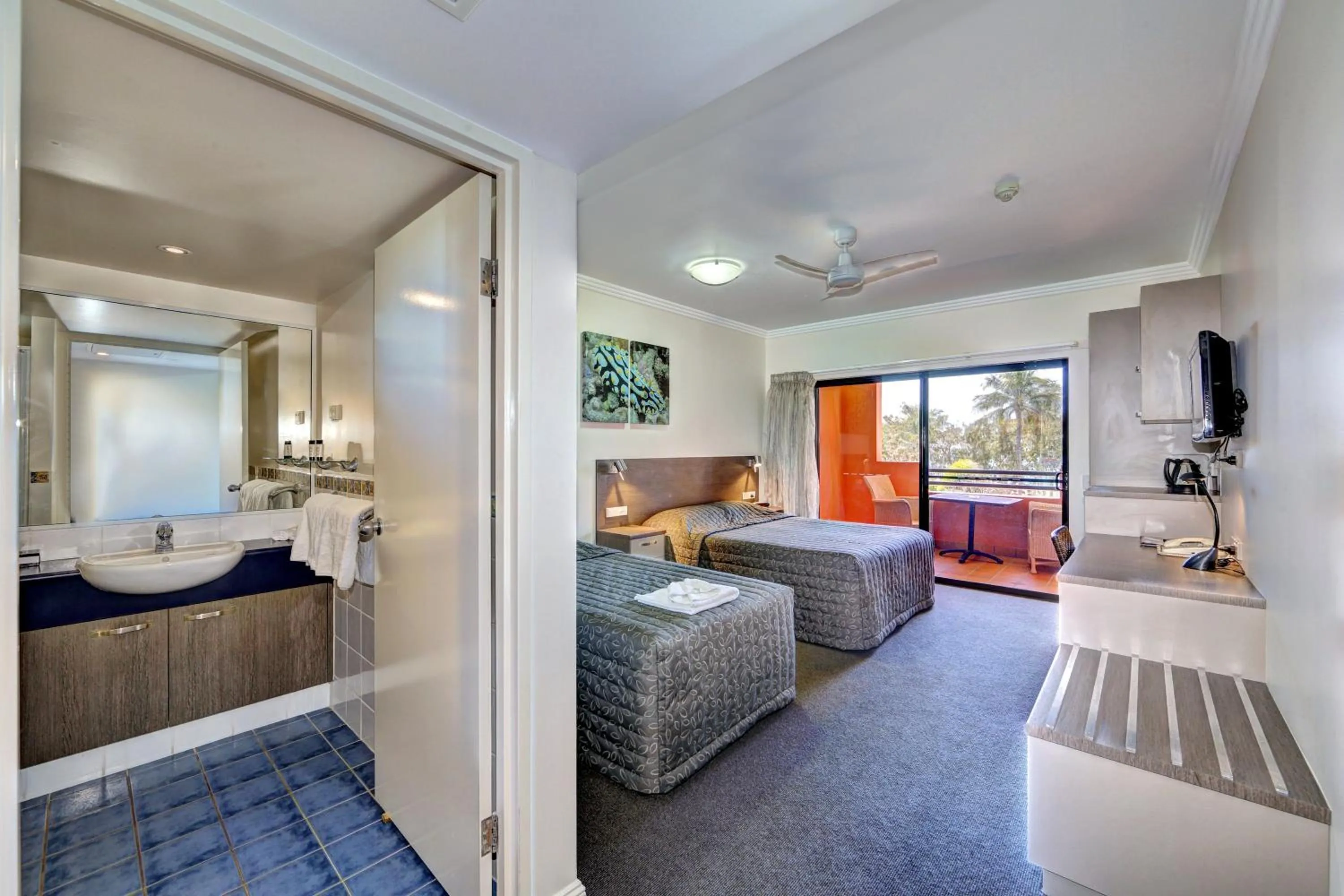 Day, Bed in Kacy's Bargara Beach Motel