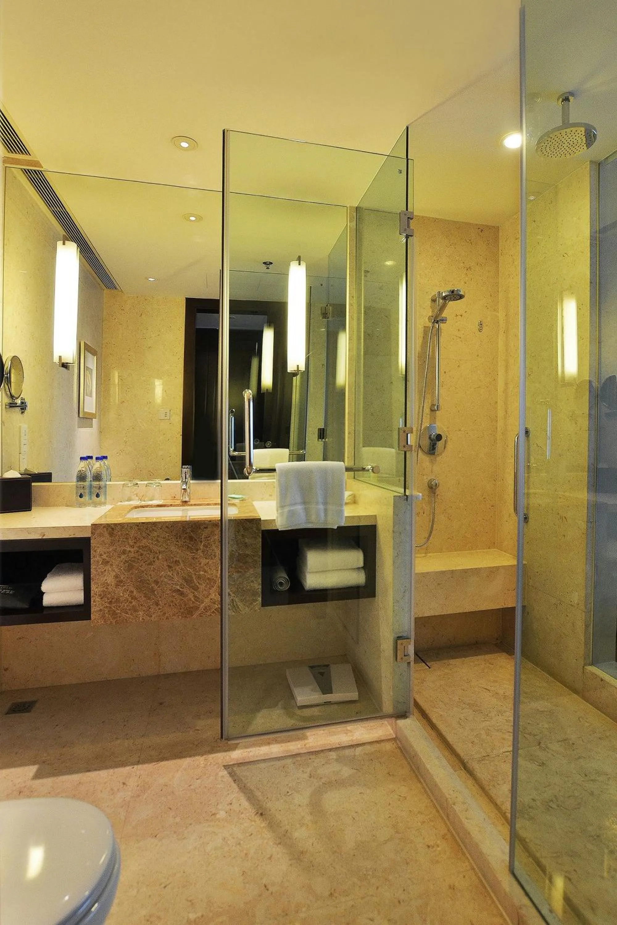 Bathroom in Courtyard by Marriott Hangzhou Wulin