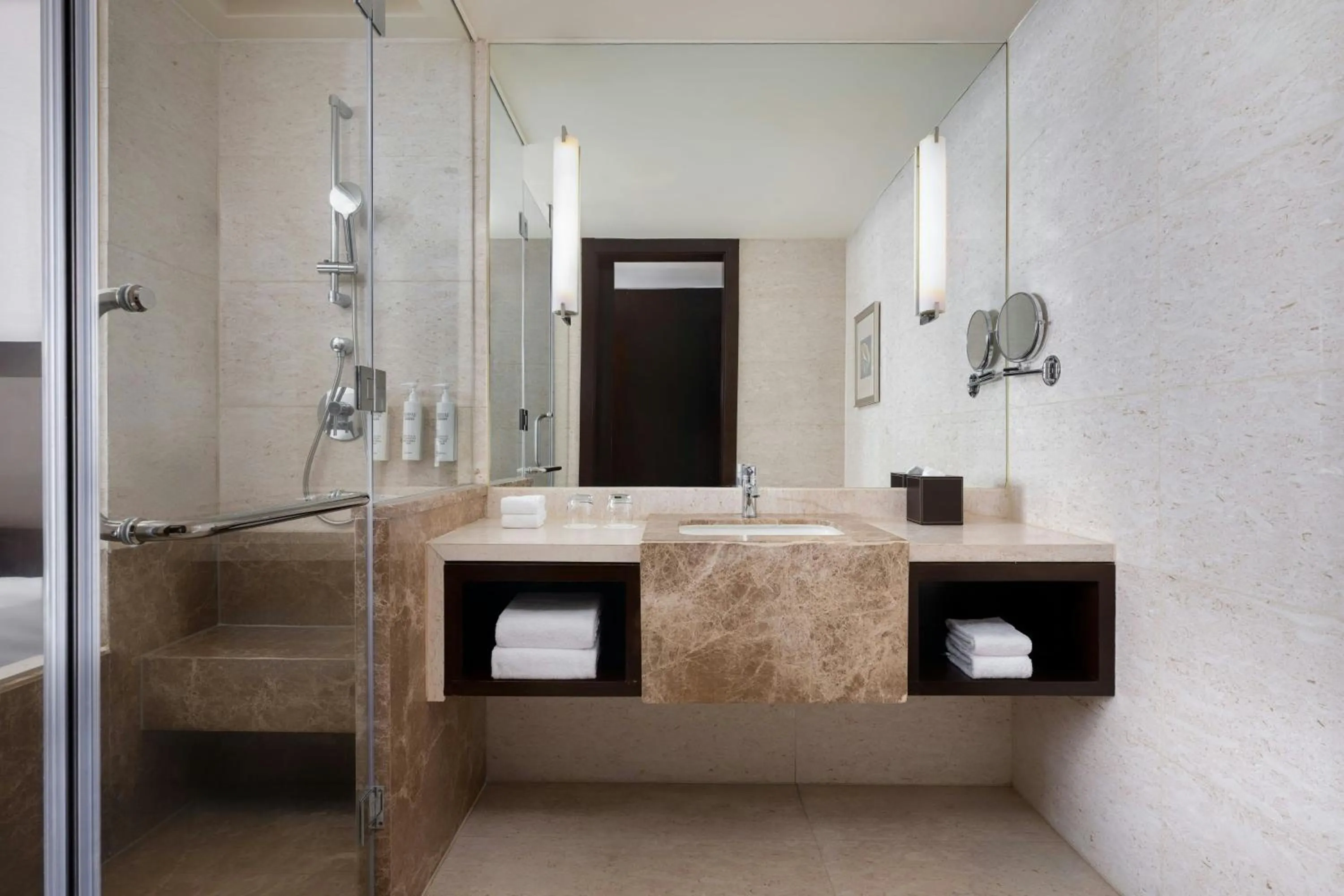 Bathroom, Bed in Courtyard by Marriott Hangzhou Wulin