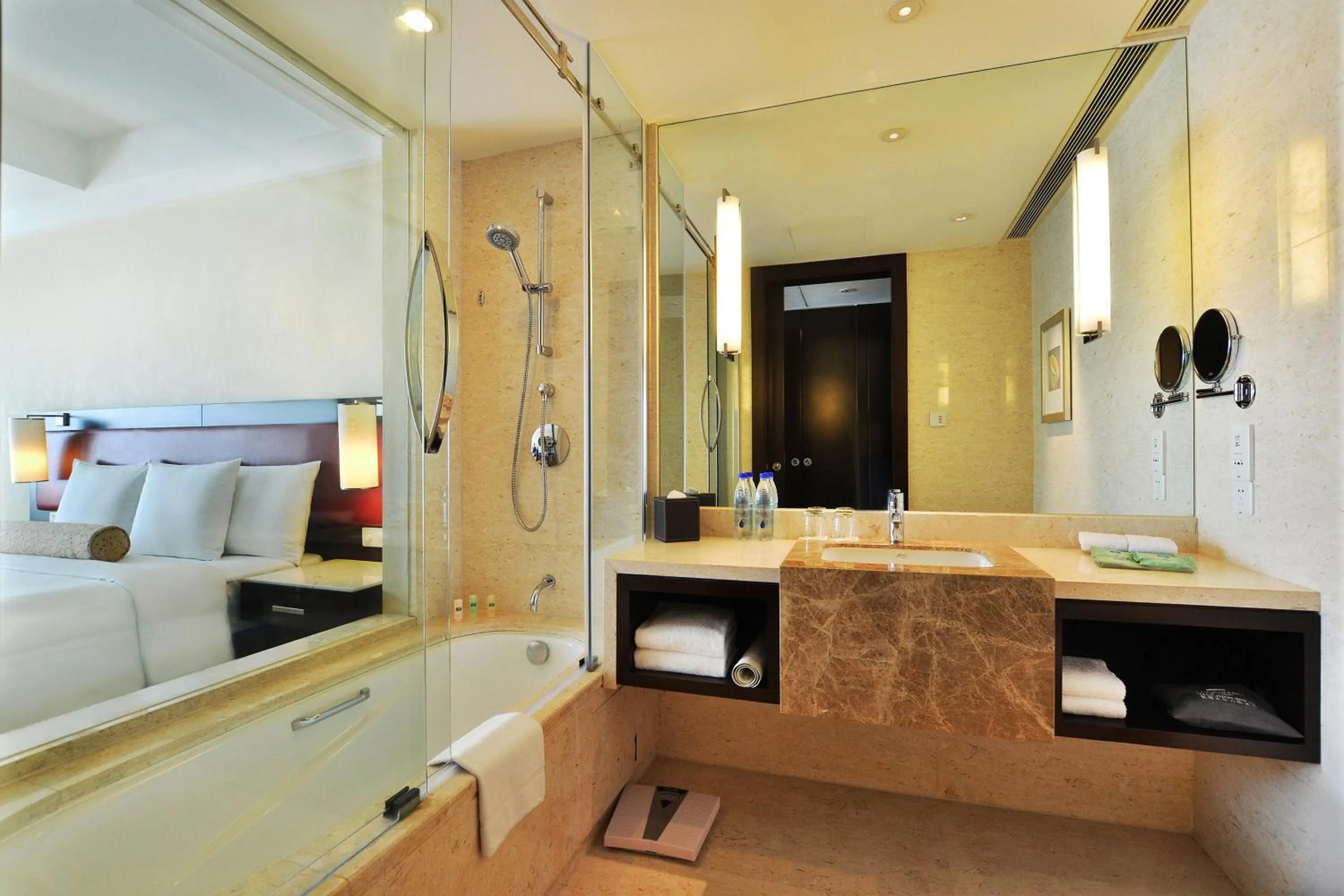 Bathroom, Bed in Courtyard by Marriott Hangzhou Wulin