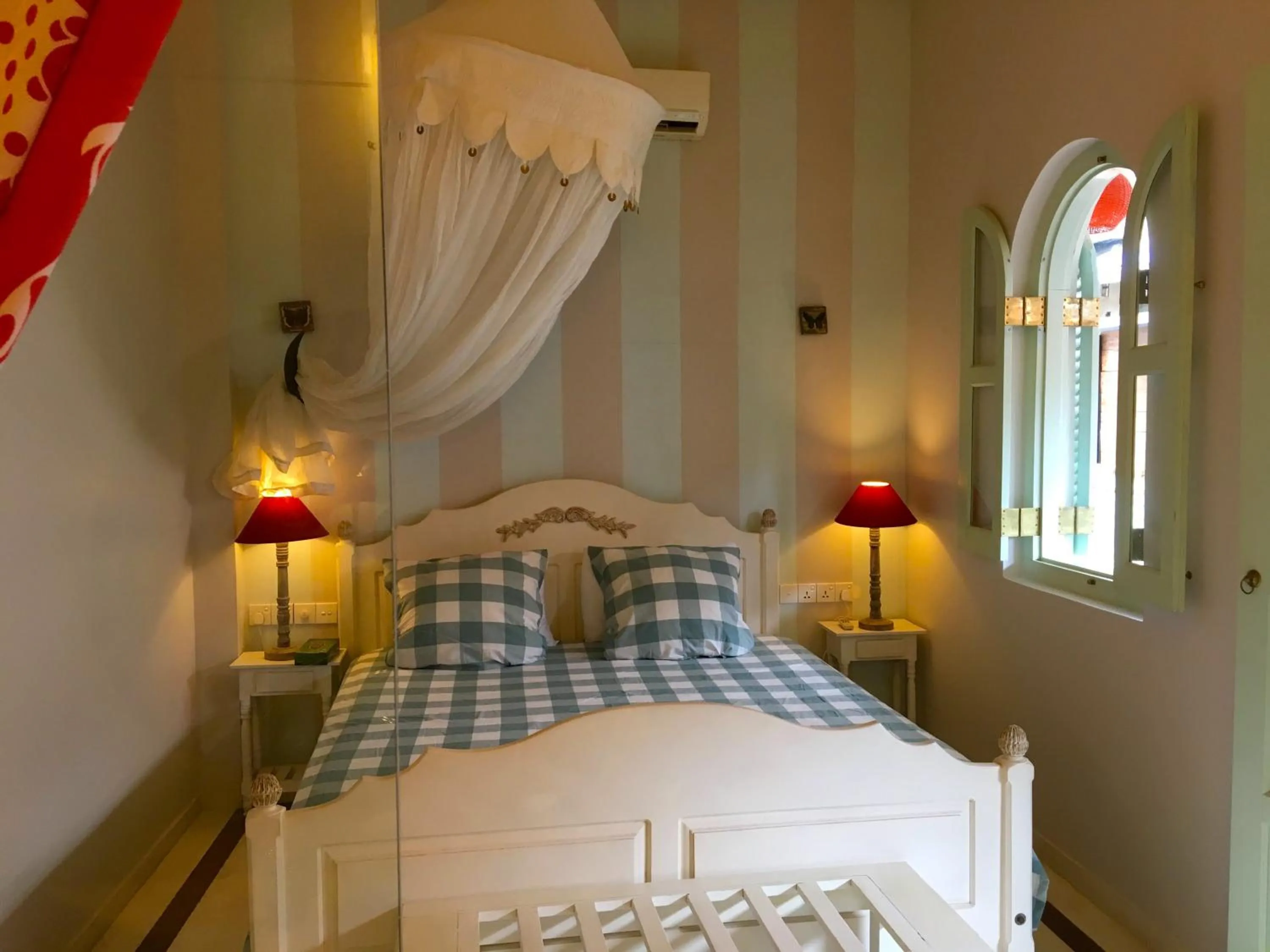 Photo of the whole room, Bed in LE JARDIN DU FORT - GALLE