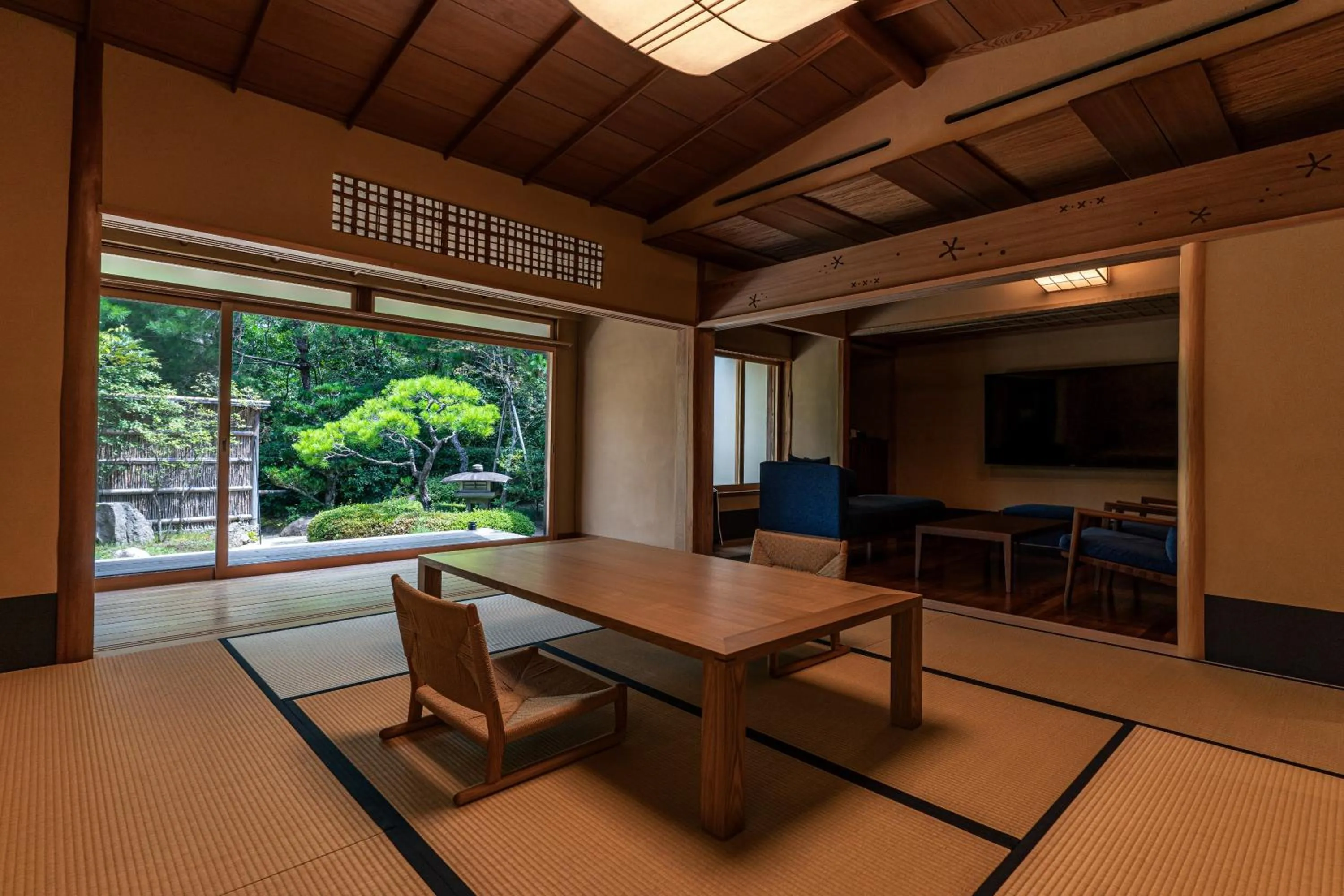 Living room in Monjusou Shourotei