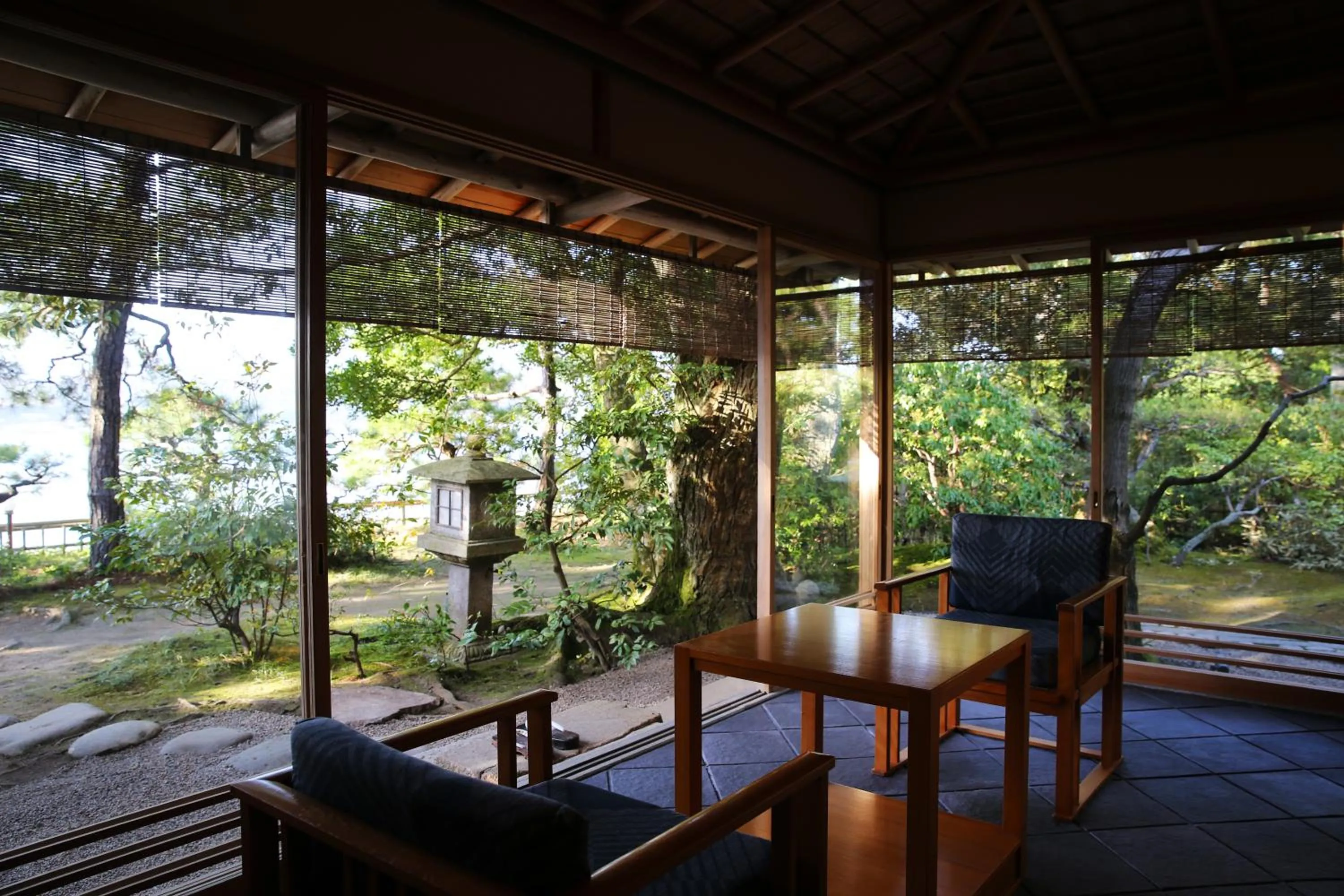 Seating area in Monjusou Shourotei