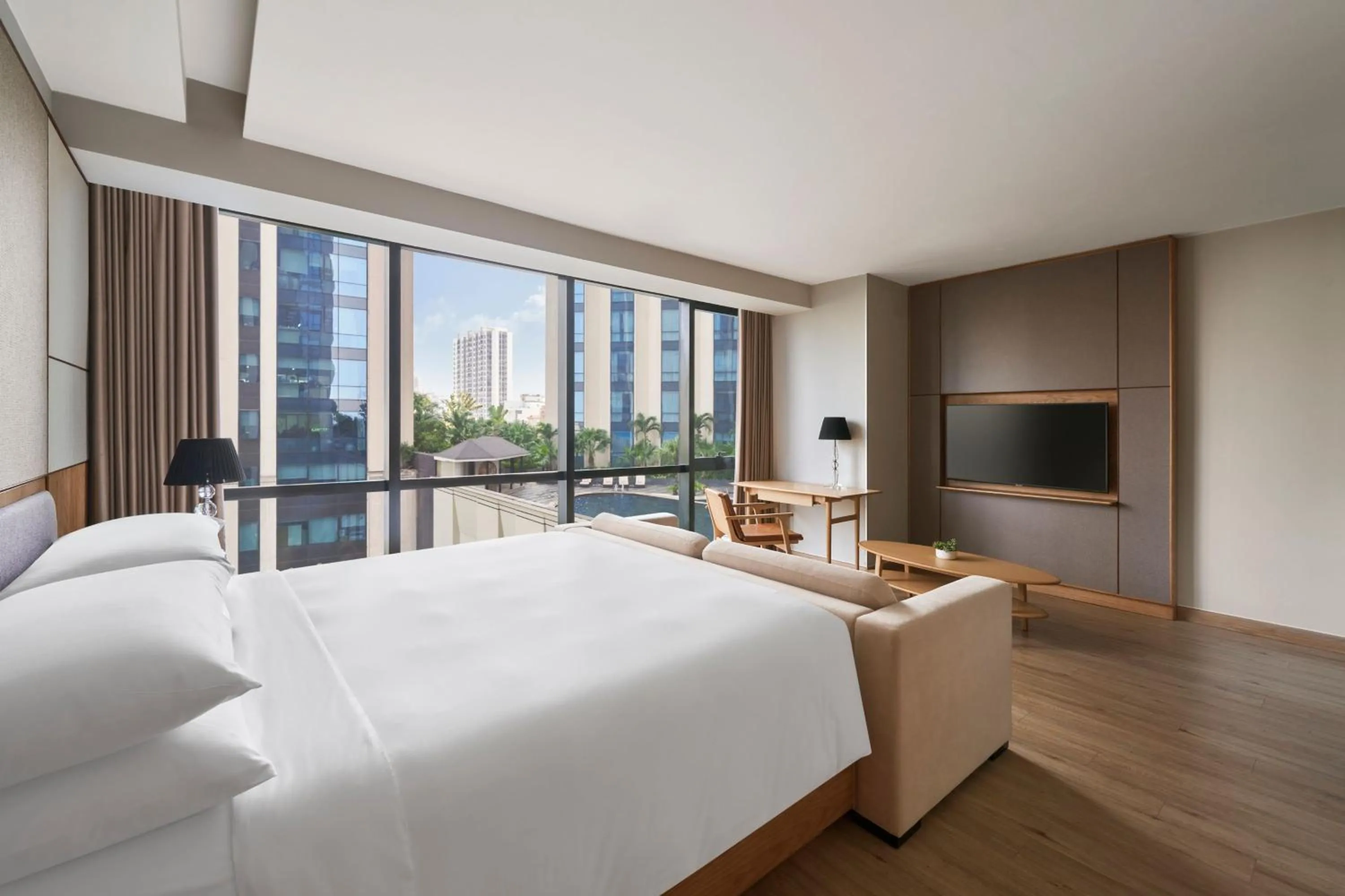 Swimming pool, Bed in Sheraton Hanoi West