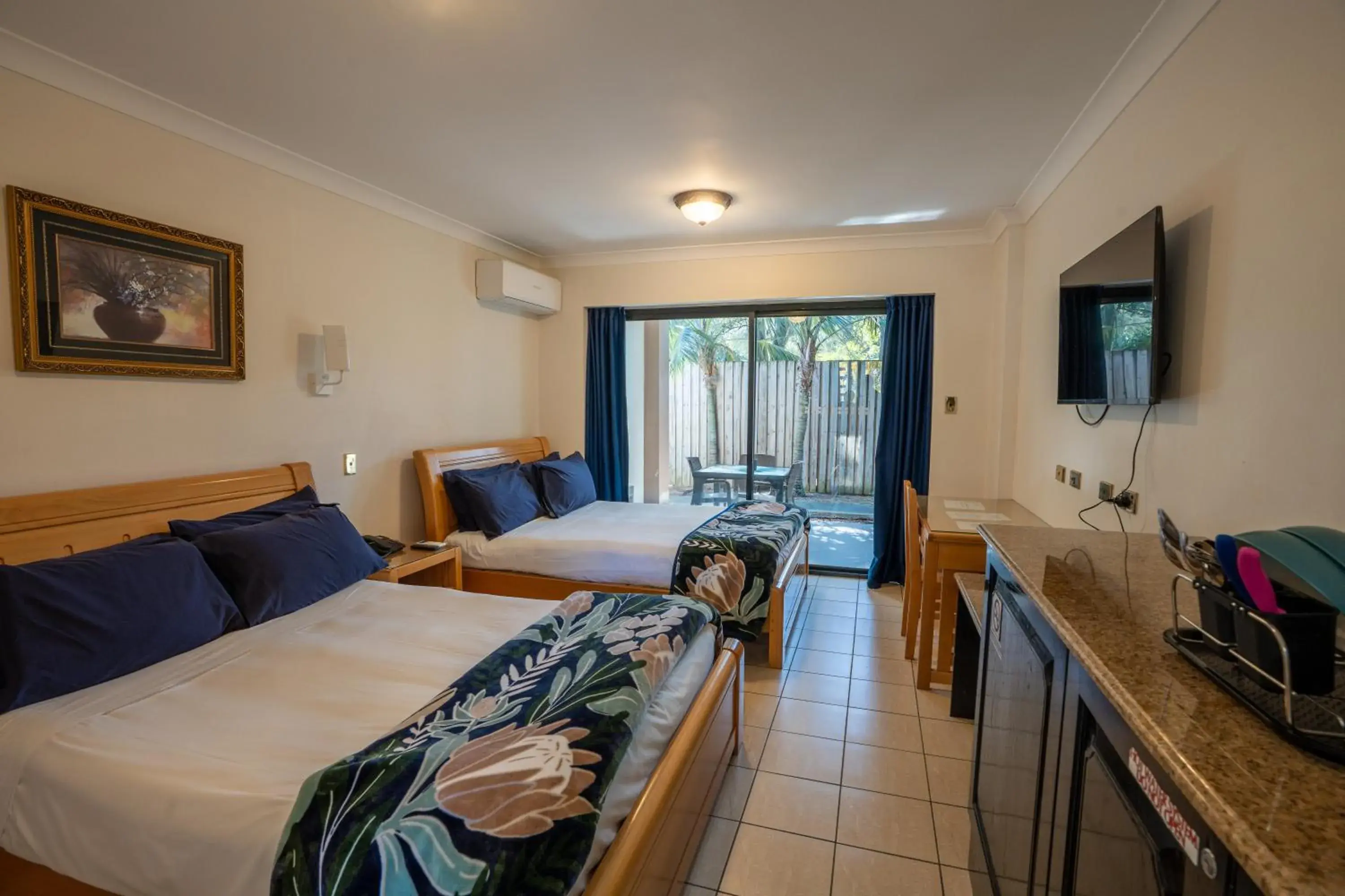 Twin Room with Two Double Beds in Novena Palms Motel Twin Room with Two Double Beds in Novena Palms Motel