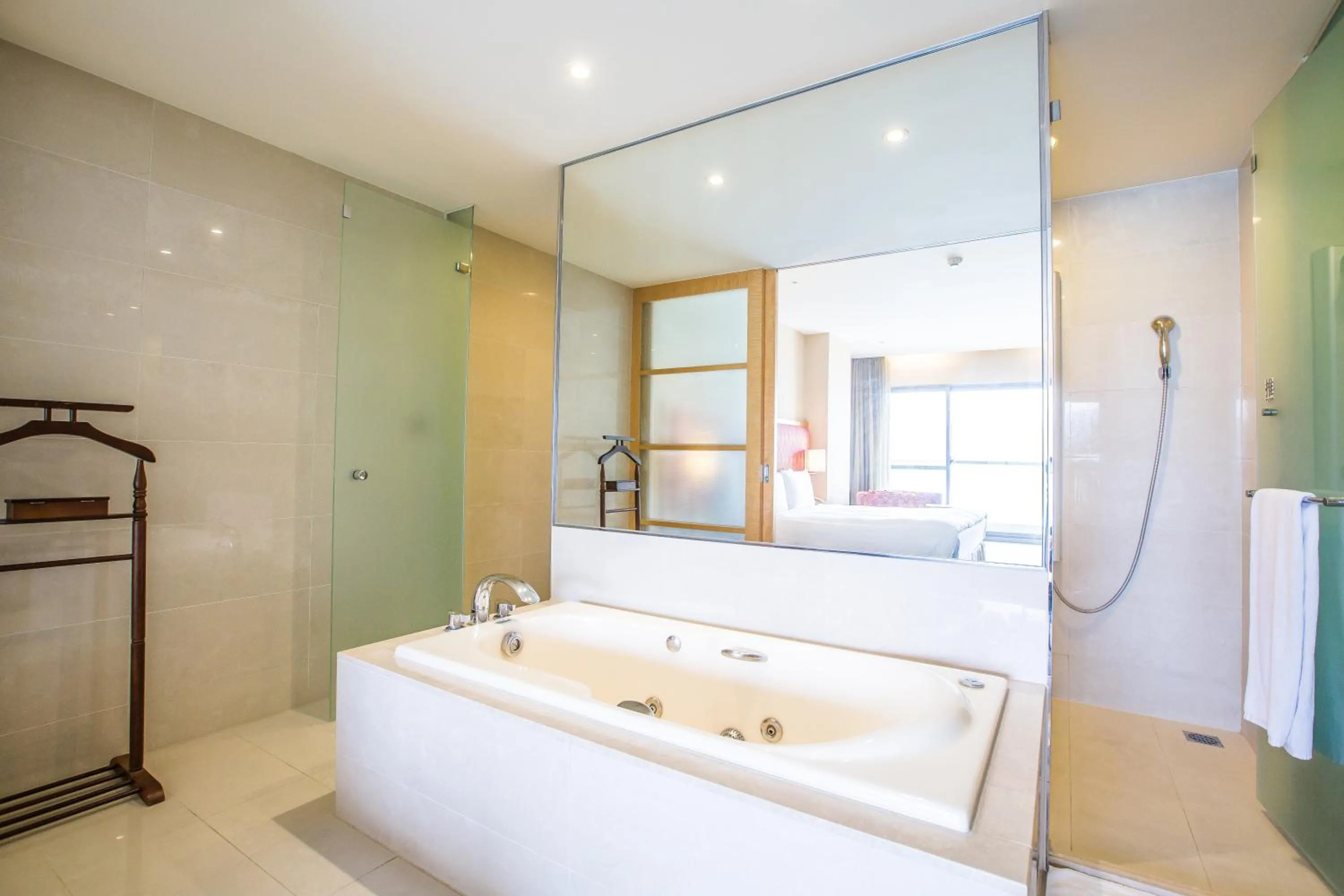 Shower, Bed in Hotel Del Lago