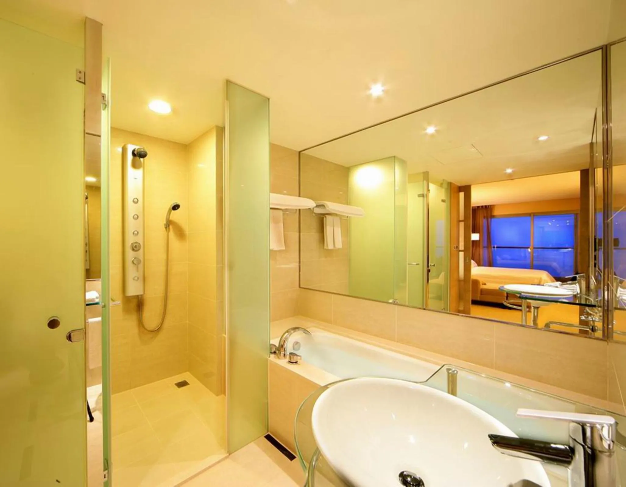 Shower in Hotel Del Lago