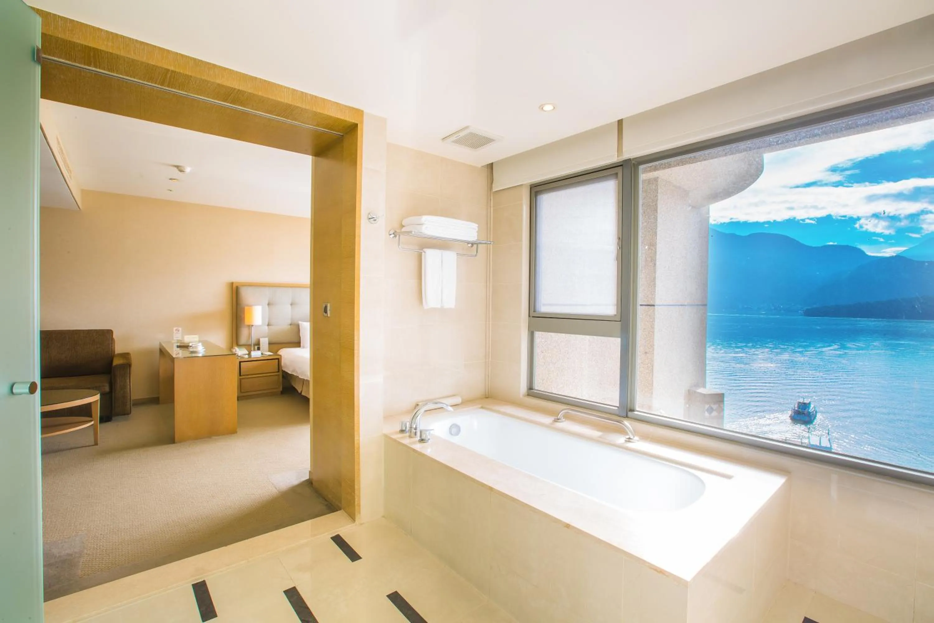 Shower in Hotel Del Lago