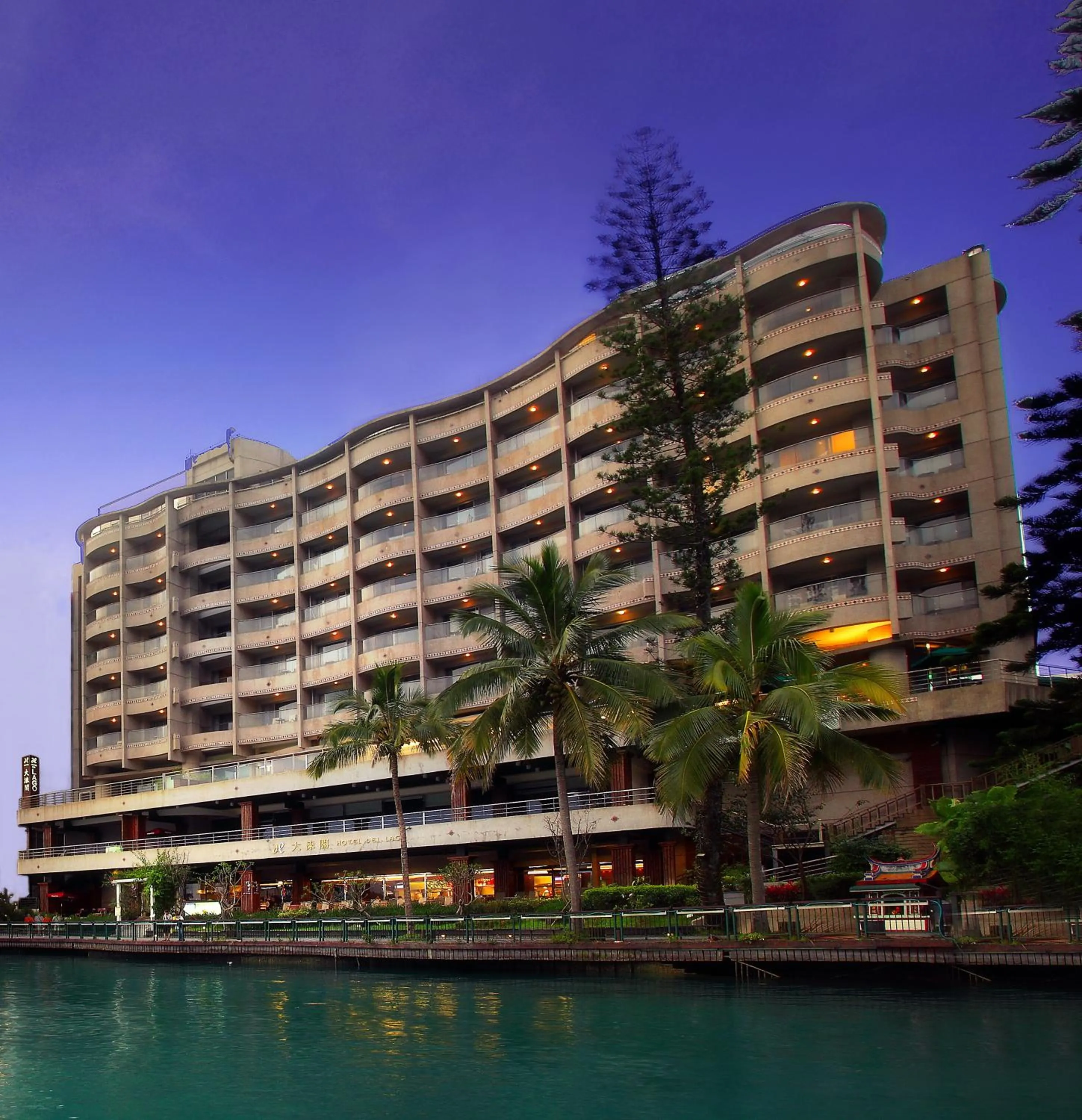 Facade/entrance in Hotel Del Lago