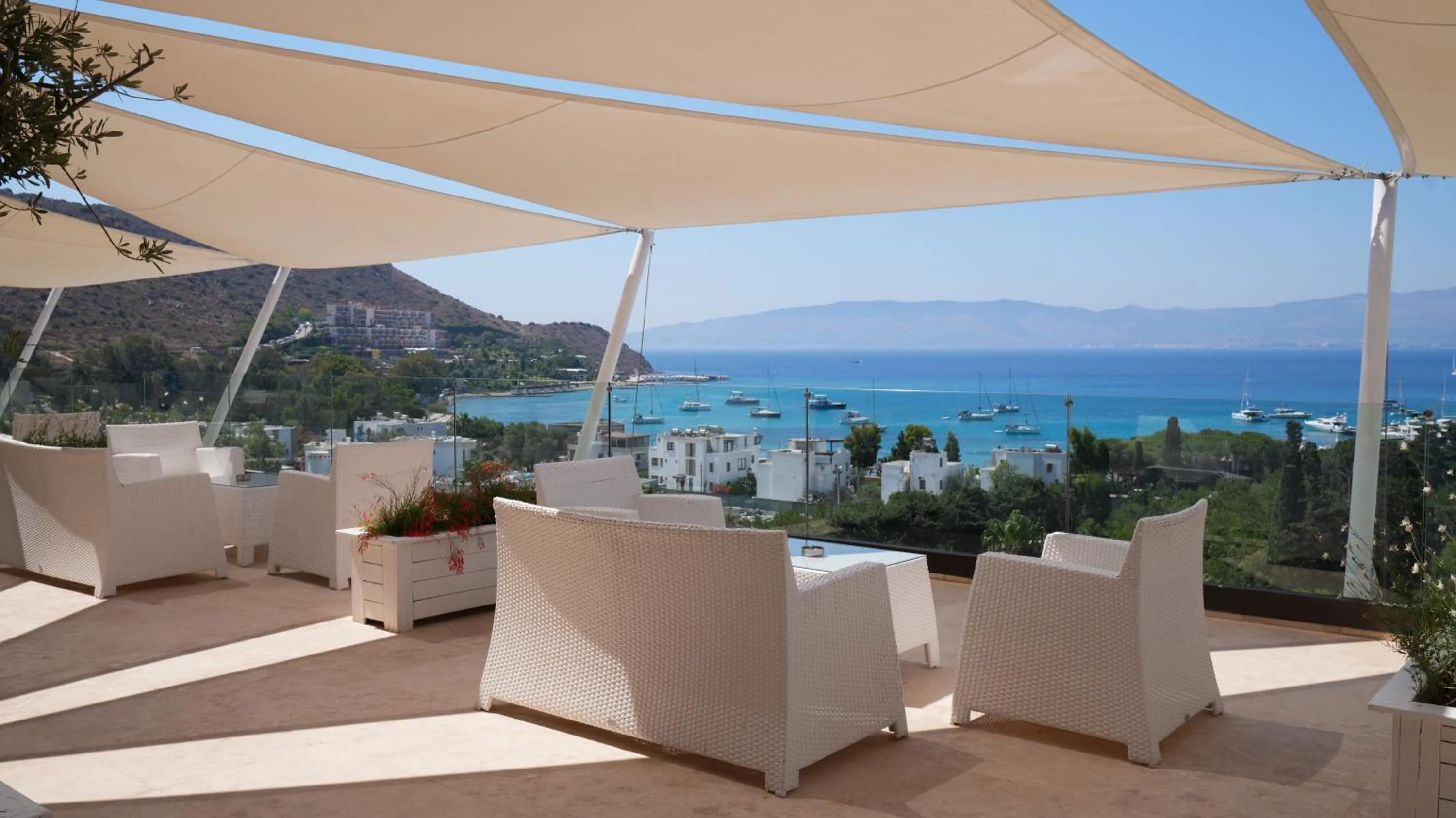 Lounge or bar in Bellazure Hotel