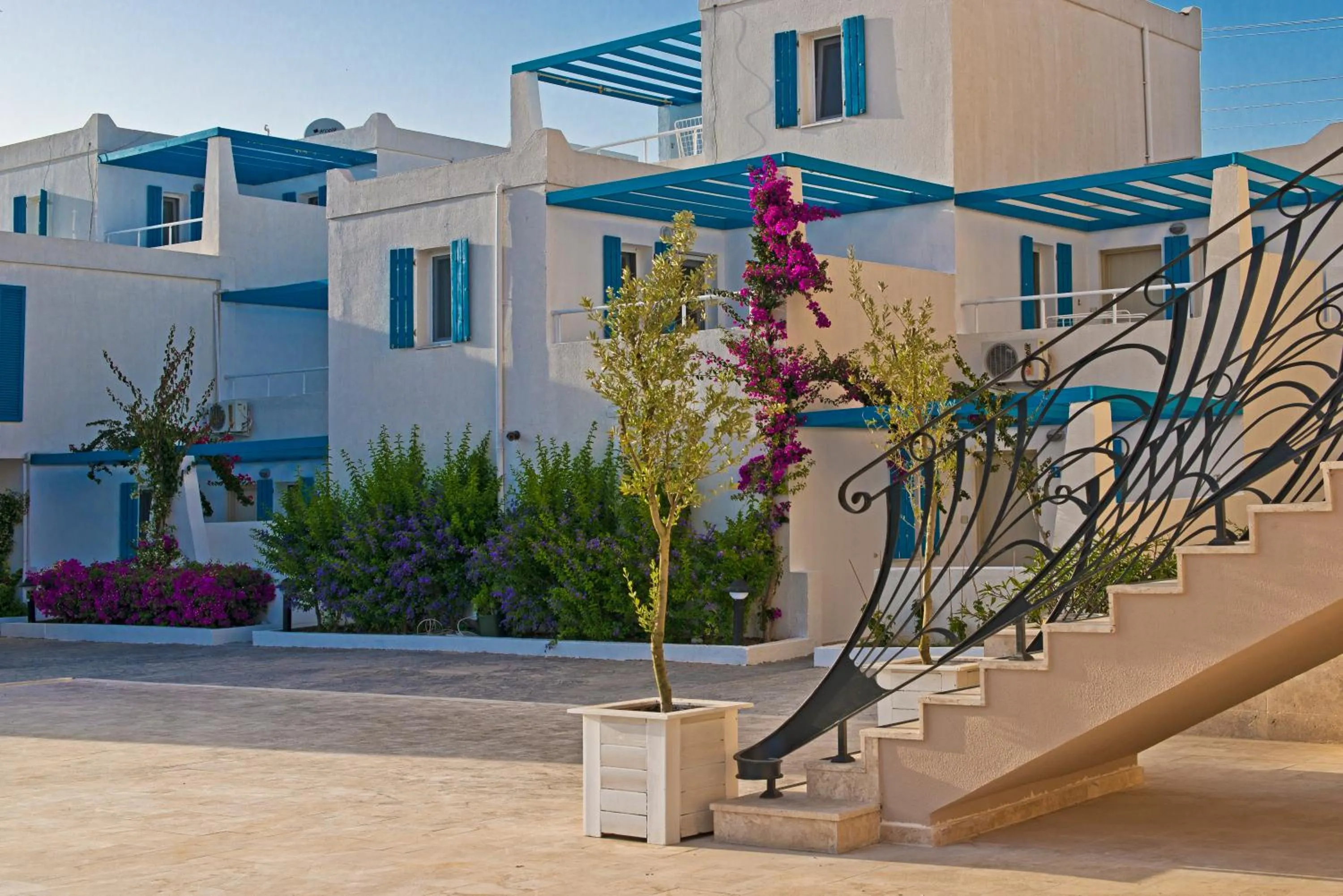 Photo of the whole room in Bellazure Hotel