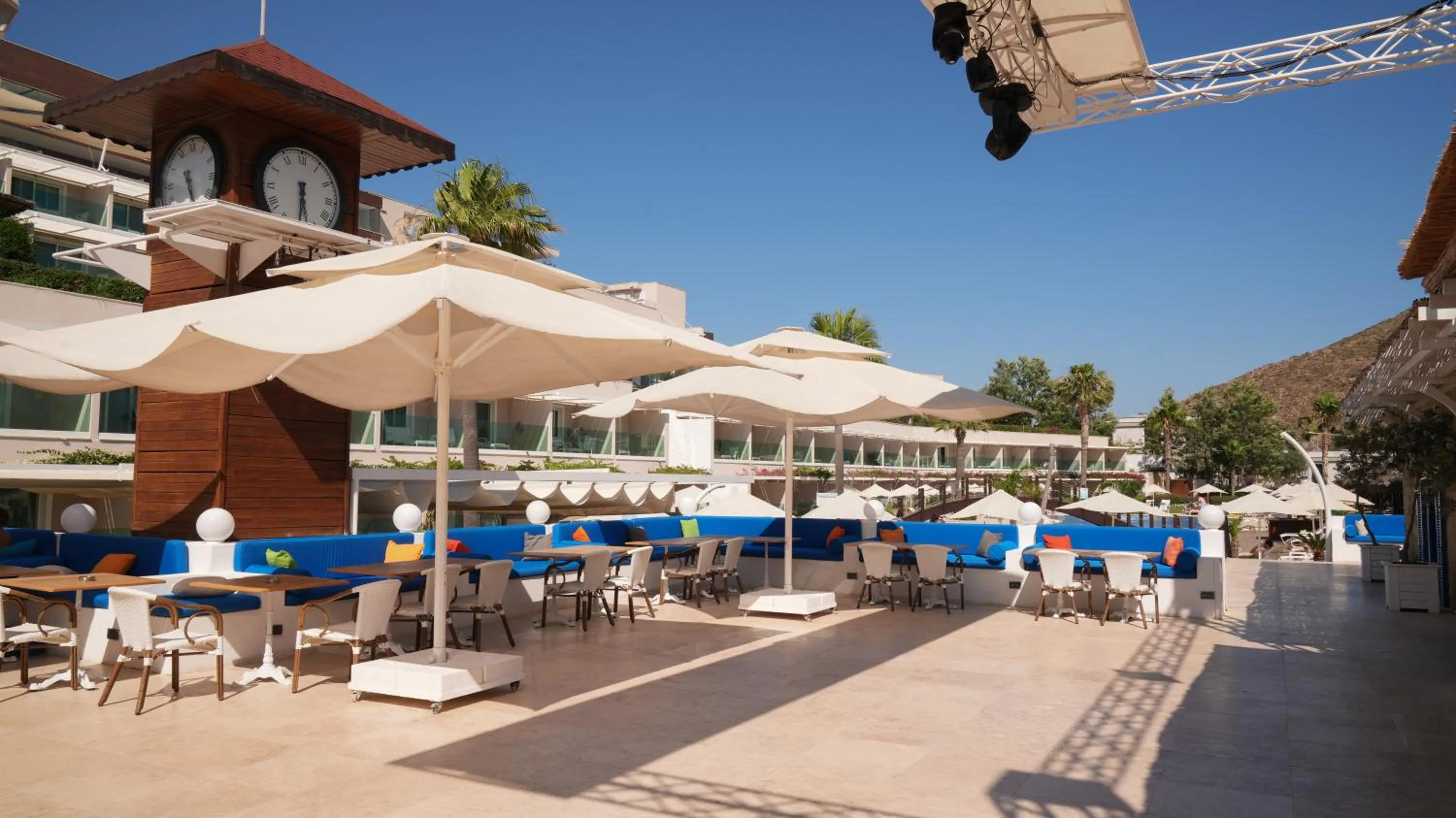 Lounge or bar in Bellazure Hotel