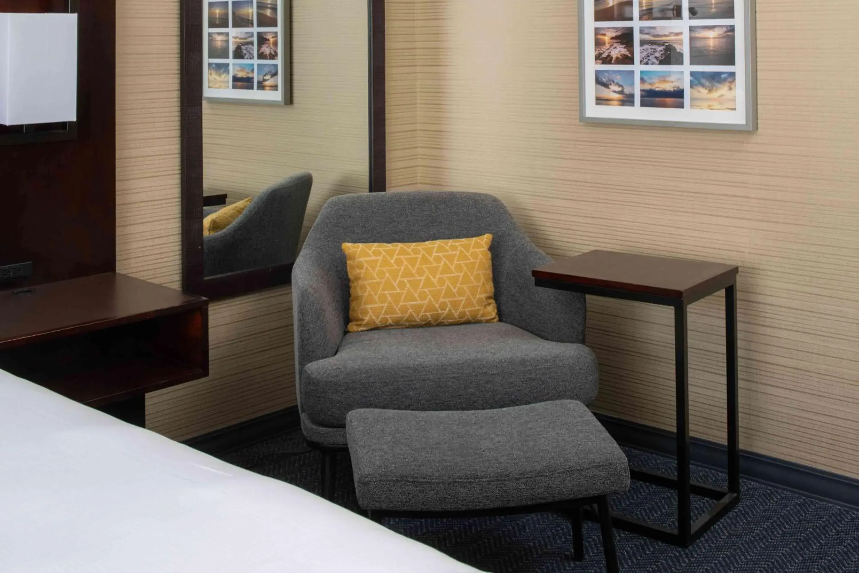 Deluxe Double Room with Two Double Beds in DoubleTree by Hilton San Francisco Airport Deluxe Double Room with Two Double Beds in DoubleTree by Hilton San Francisco Airport