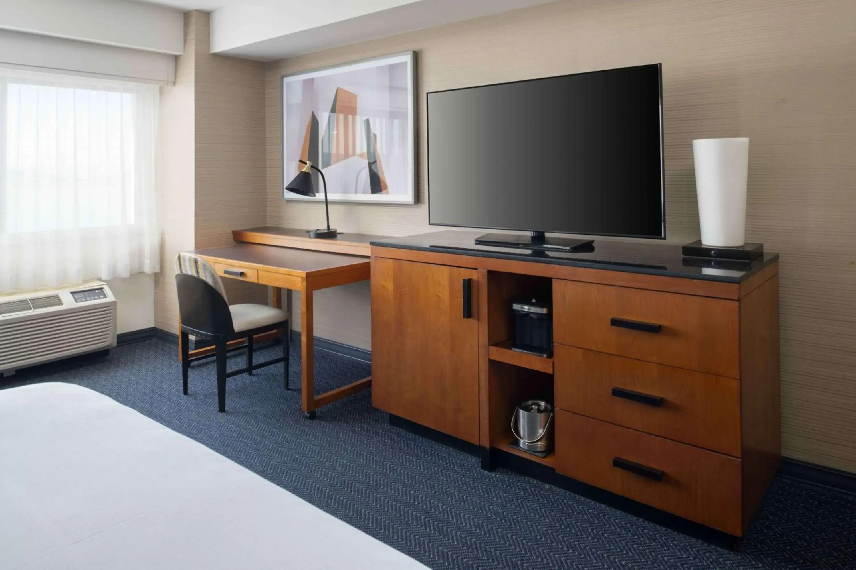 Non-Smoking Bay View King Room in DoubleTree by Hilton San Francisco Airport Non-Smoking Bay View King Room in DoubleTree by Hilton San Francisco Airport