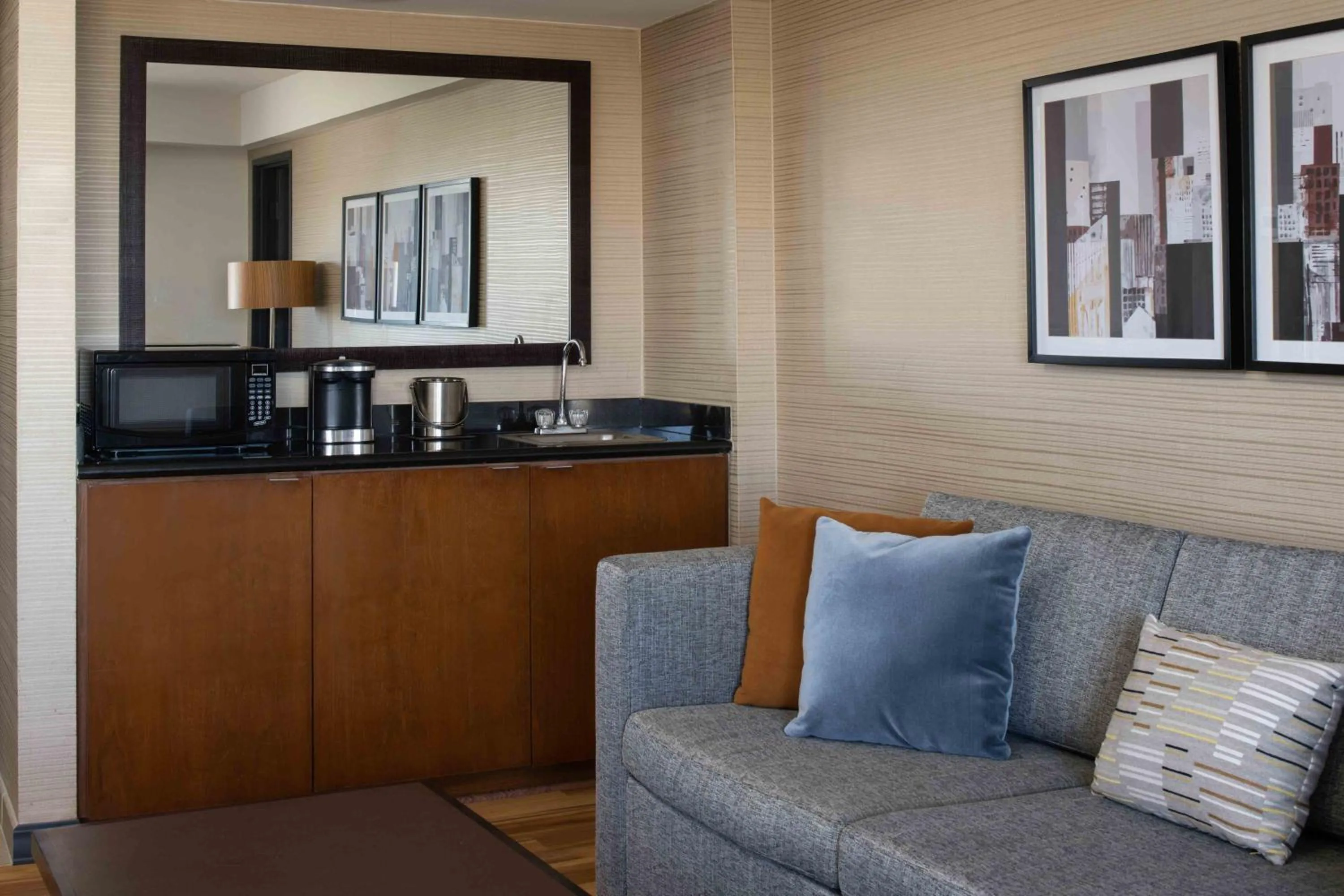 Coffee/tea facilities in DoubleTree by Hilton San Francisco Airport