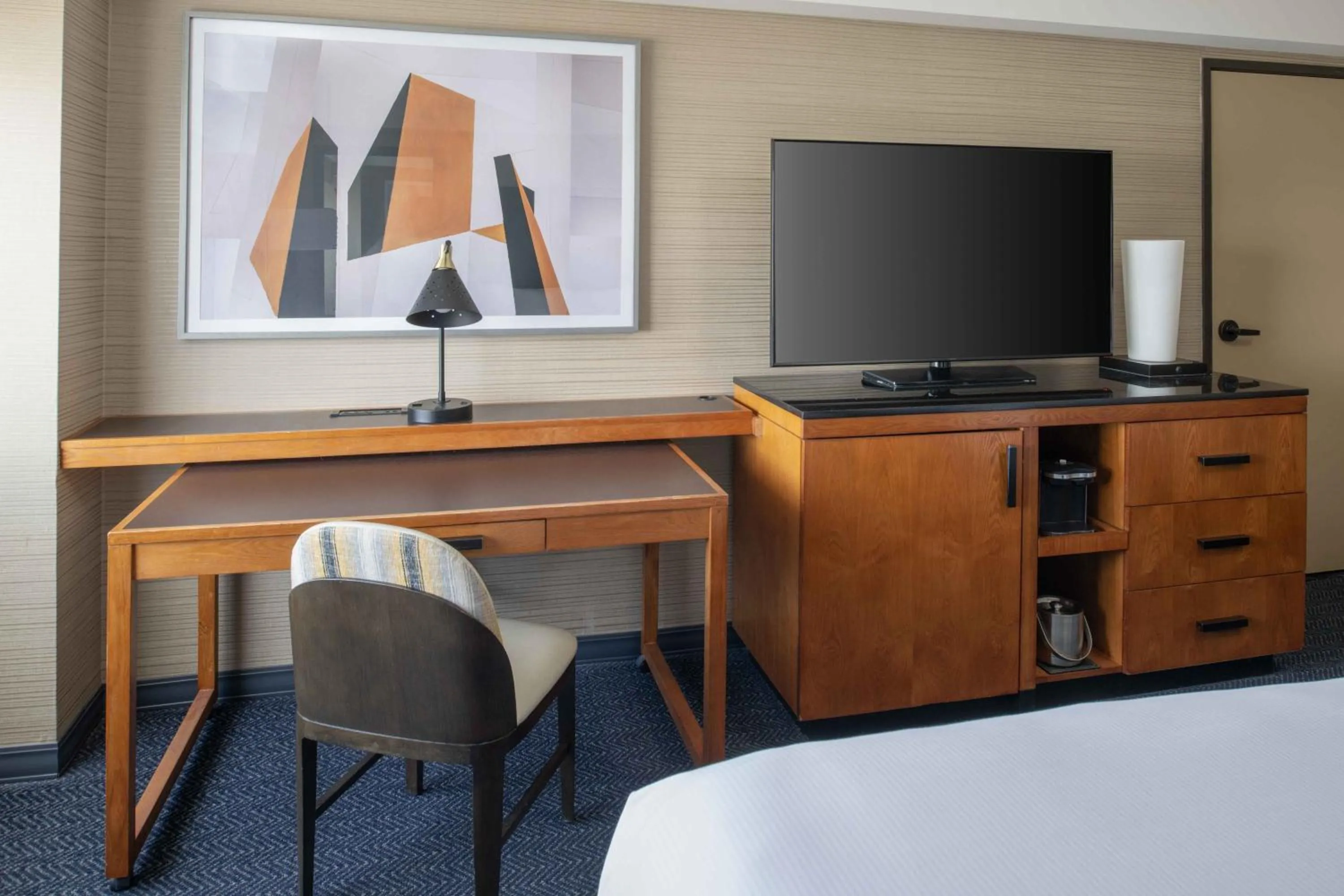 TV and multimedia, Bed in DoubleTree by Hilton San Francisco Airport