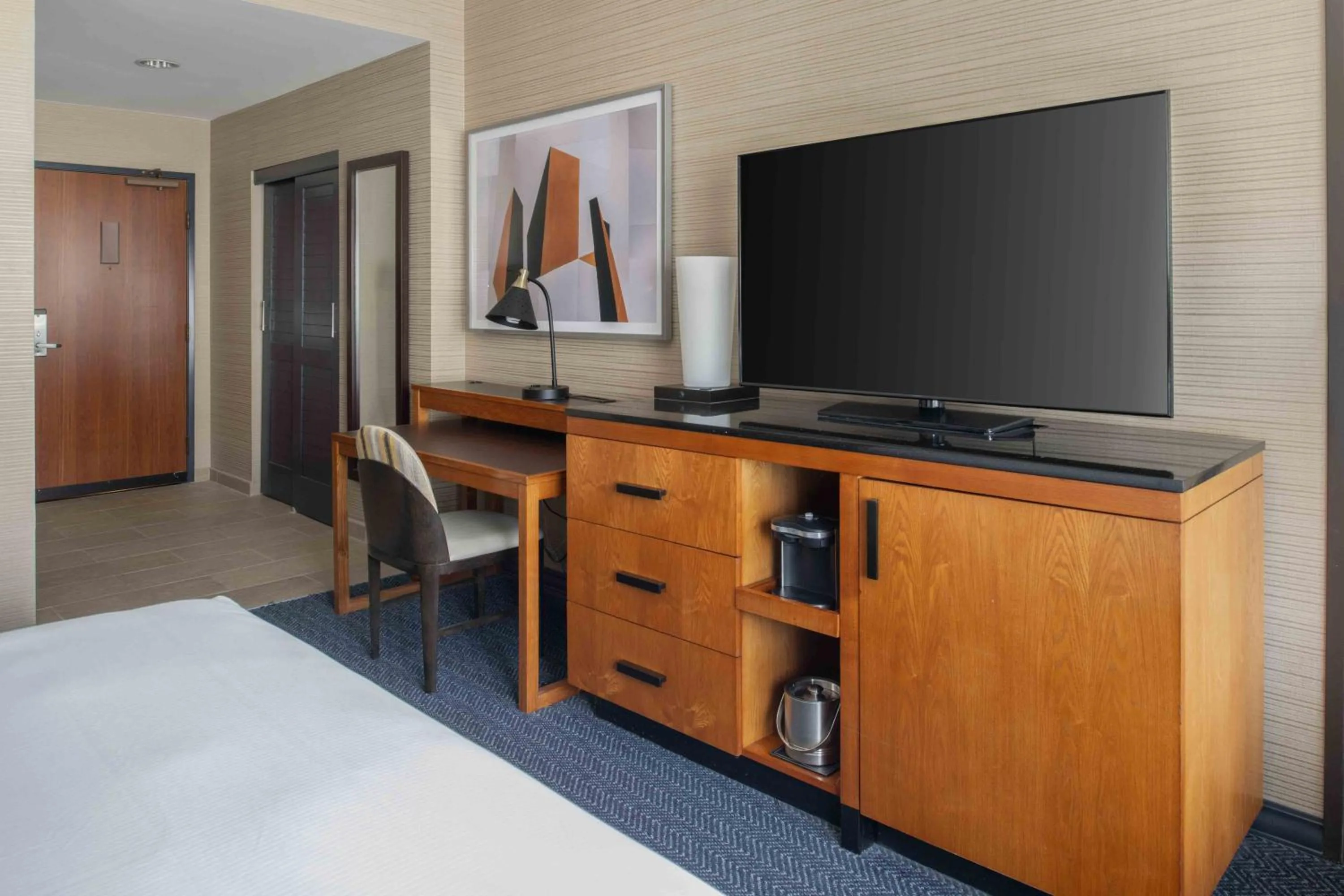 TV and multimedia, Bed in DoubleTree by Hilton San Francisco Airport